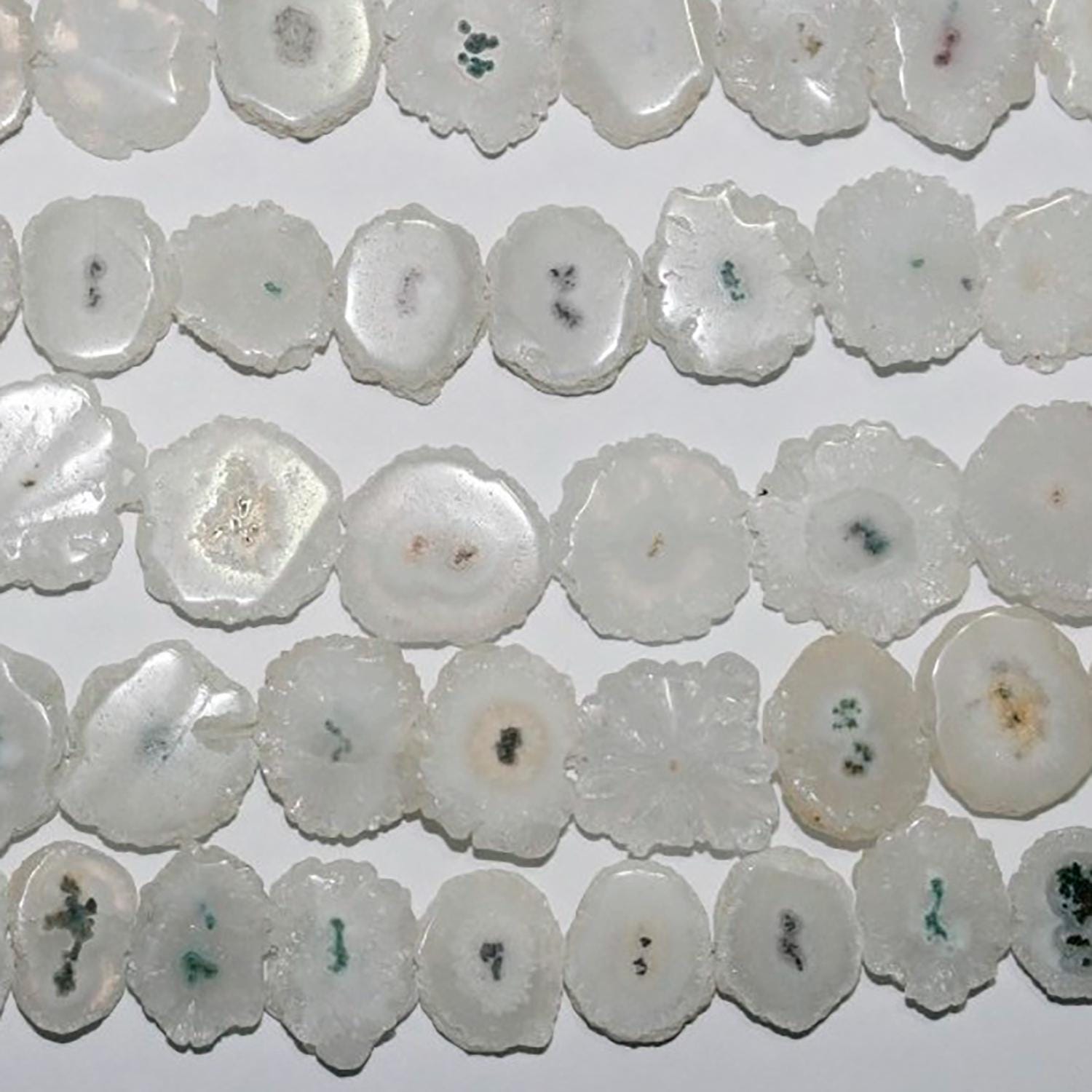 Cuentas planas irregulares de cuarzo solar St. de 8", 18-20 mm (aprox.), hilo de 20 cm.