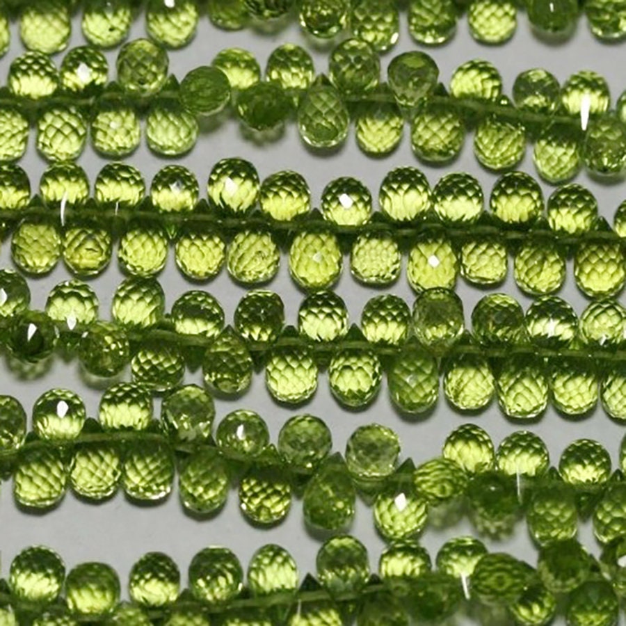 Perles en péridot St à facettes, percées sur le côté, de 8 pouces (environ 20 cm), 6 x 4 mm. Longueur du fil : environ 20 cm.