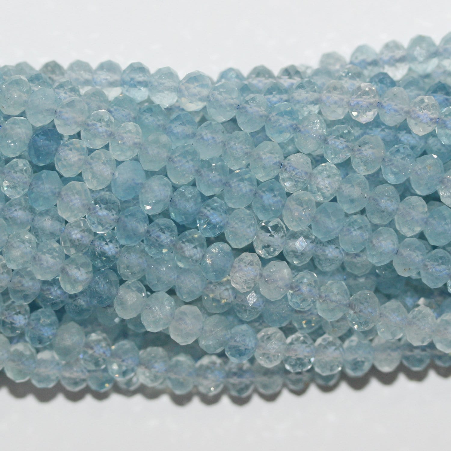 Perles rondelles à facettes en aigue-marine de 15 pouces, 5 x 3,5 mm - Fil de 39 cm.