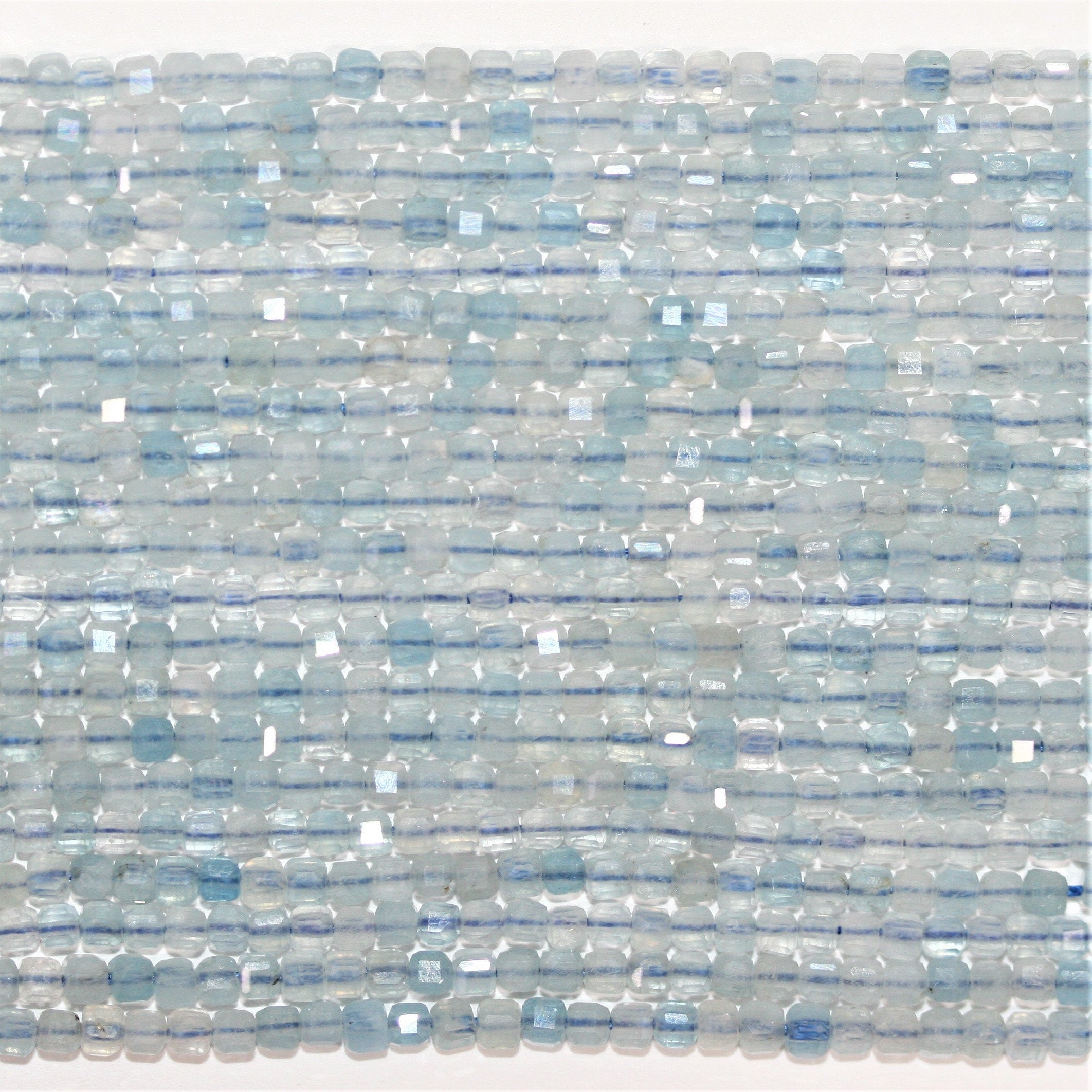 16" Cuentas de Cubo Facetadas de Aguamarina Santa 2mm.-Hilo 40cm.