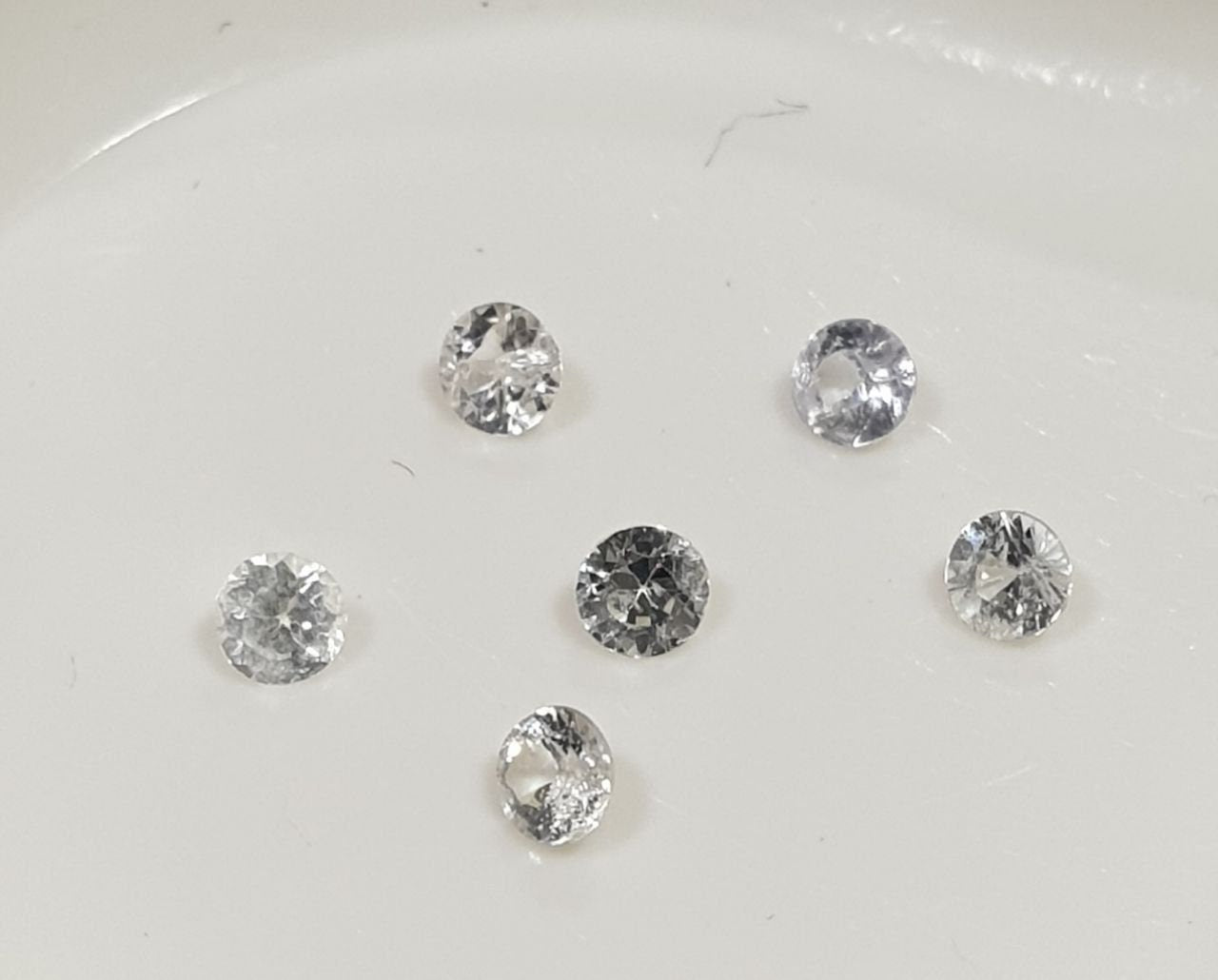 Lote de 6 zafiros blancos facetados redondos de 2,3 mm. - Paquetes de piedras preciosas - Piedras sueltas al por mayor - Gemas naturales