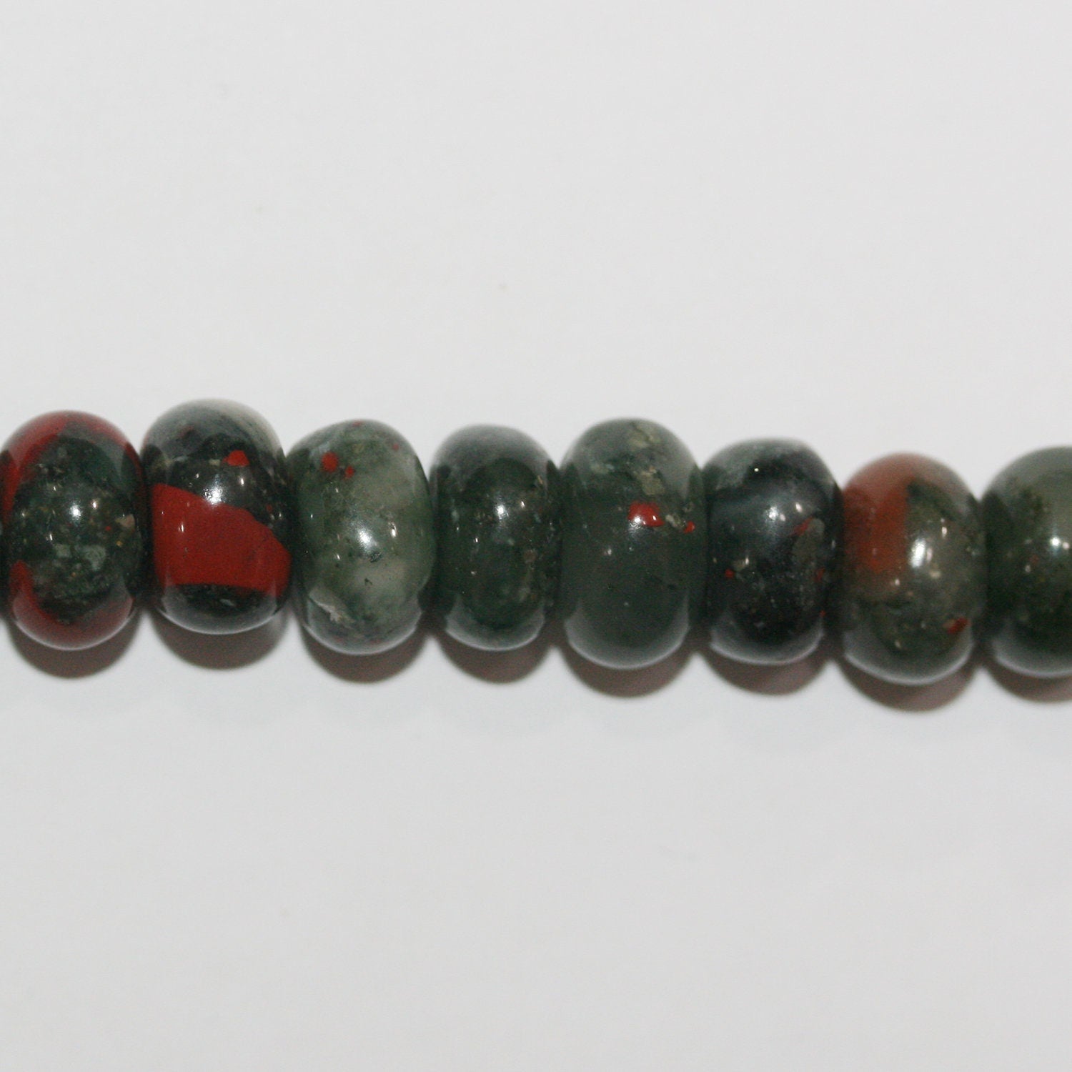 Perles rondelles lisses irrégulières en héliotrope de 15 pouces (10 x 6 mm). Longueur approximative du fil : 39 cm.