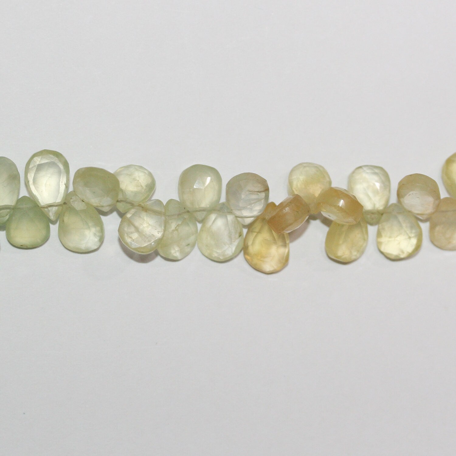 Perles en forme de goutte à facettes de St Prehnite 9" x 7 mm environ - Longueur du brin : 22 cm.