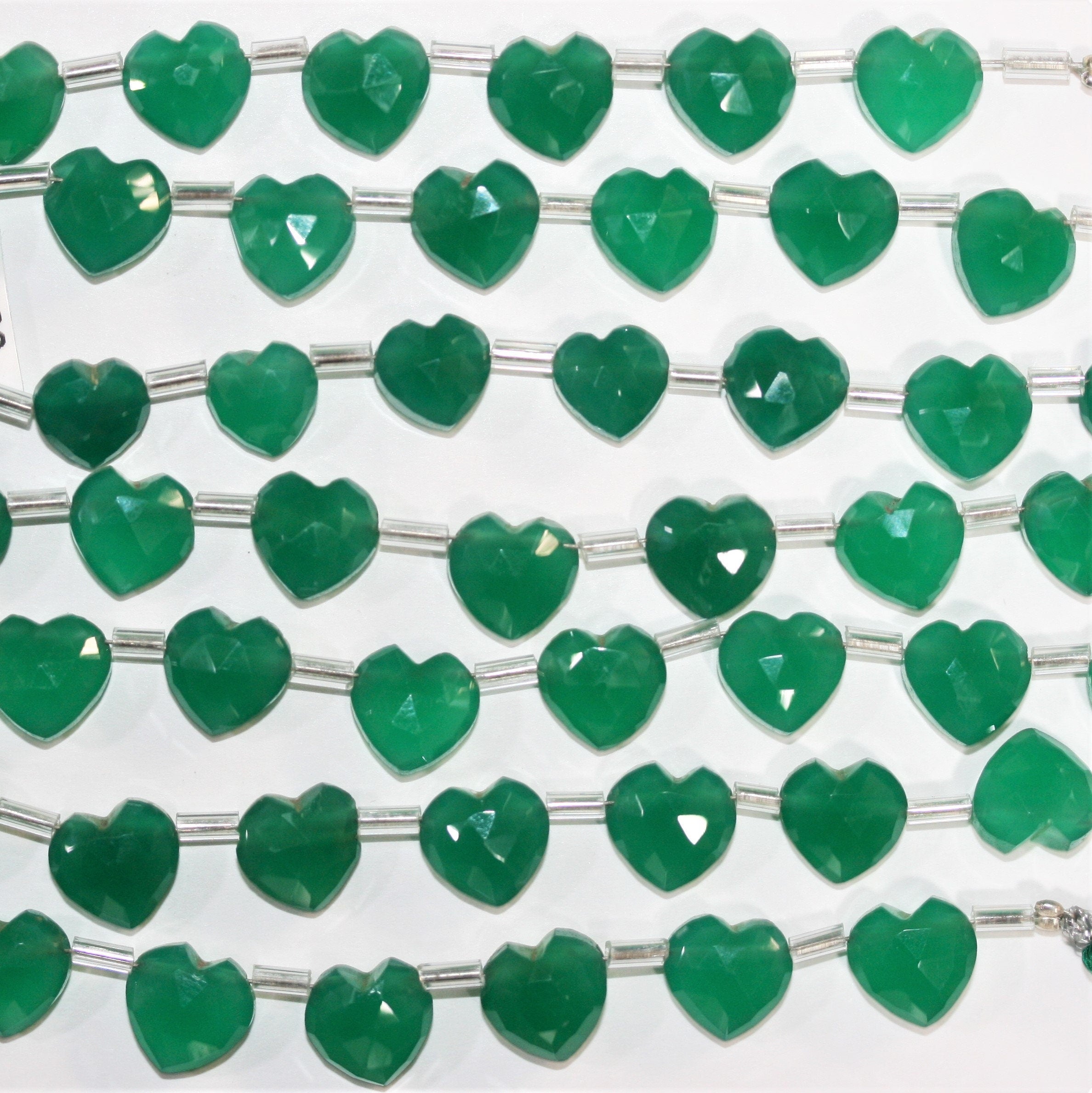 Cuentas de corazón facetadas de ónix verde St. de 5", 9-10 mm, hilo de 14 cm.