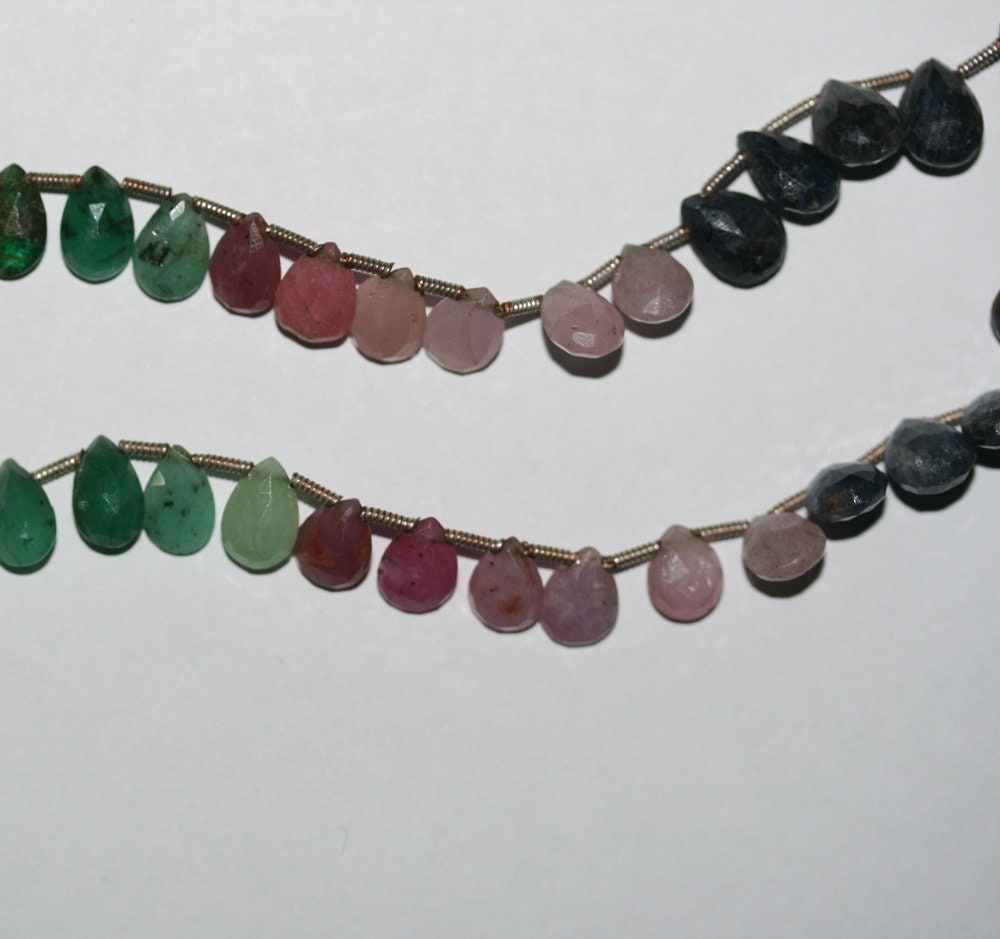 Perles en forme de goutte facettées en rubis, saphir et émeraude de 8 pouces environ, de 7 à 9 mm. Longueur du fil : 21 cm.