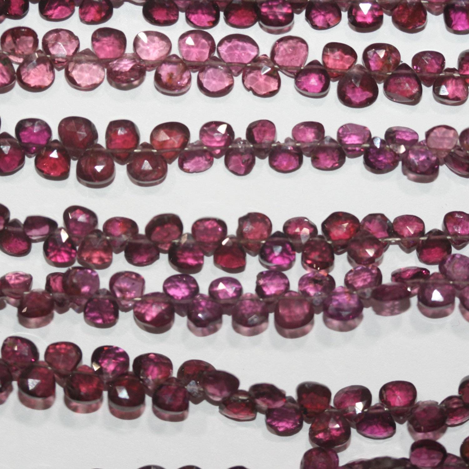 Perles en rhodolite grenat facettées, 8 pouces (environ 20 cm), 4-5 mm. Longueur du fil : 20 cm. Réf. 14950