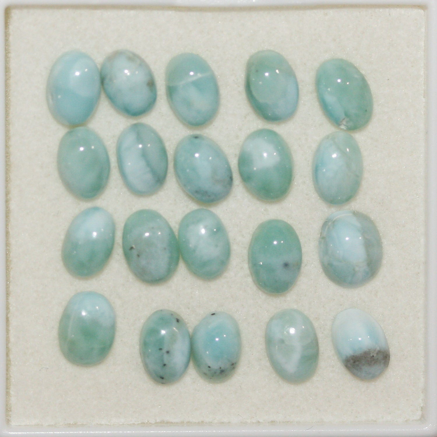 Lote de 20 cabujones ovalados de Larimar de 6 x 4 mm. (20 uds.).