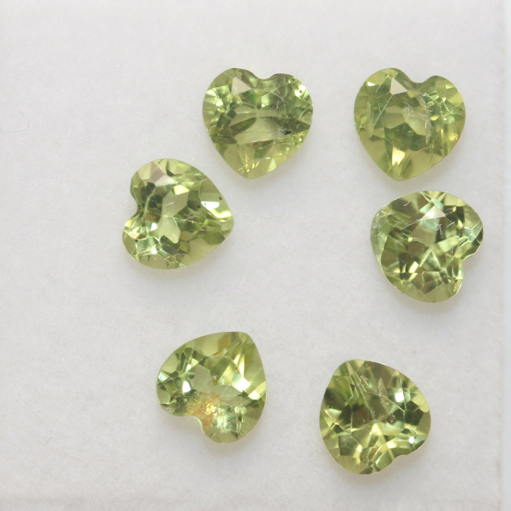Lote de 6 Peridotos a Juego con Corte Corazón Facetado de 5 mm. - Verde Olivino