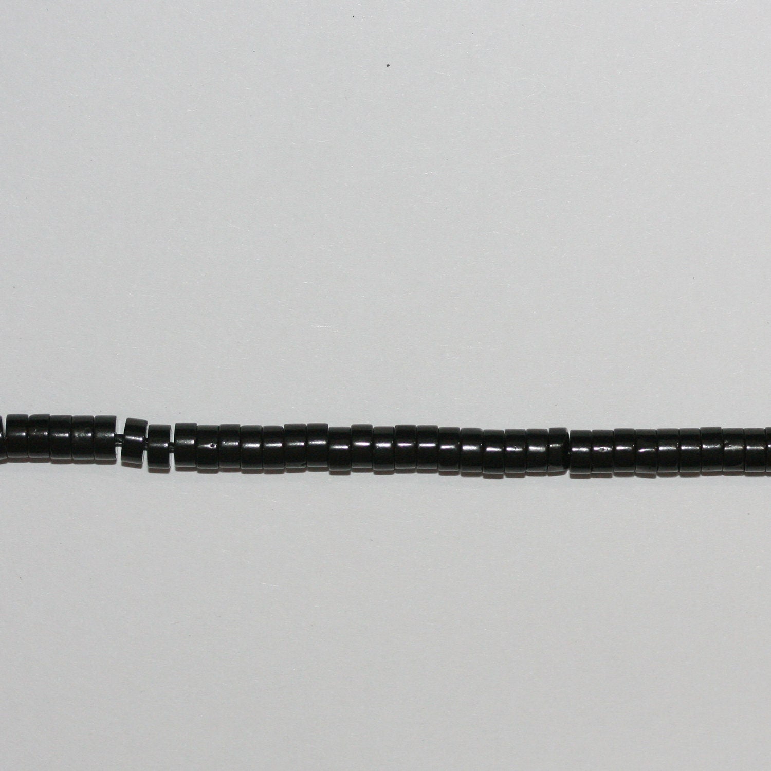 Perles disques lisses St Jet 15" 4x2mm.-Bande 39cm.