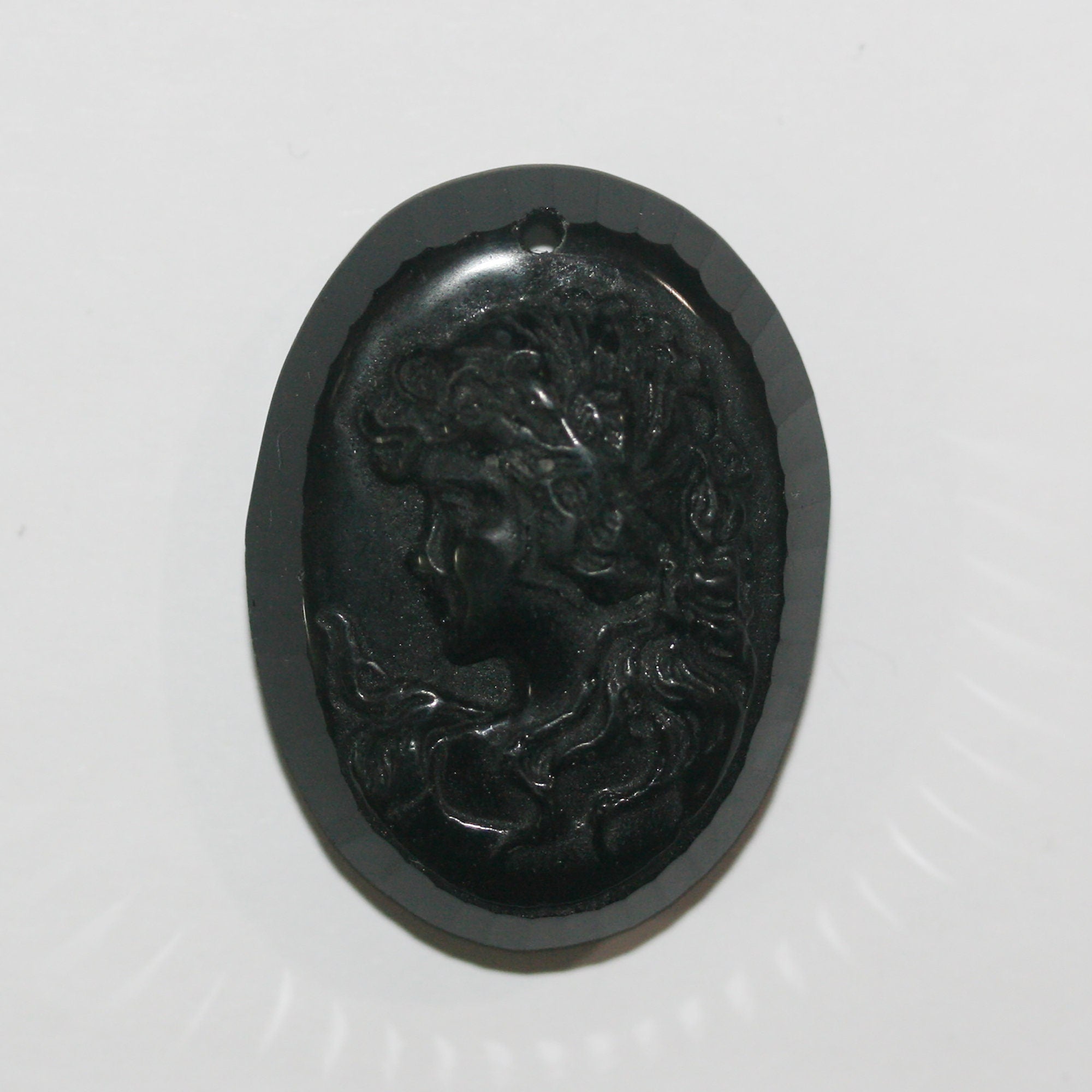 Pendentif camée en onyx 38x29mm.