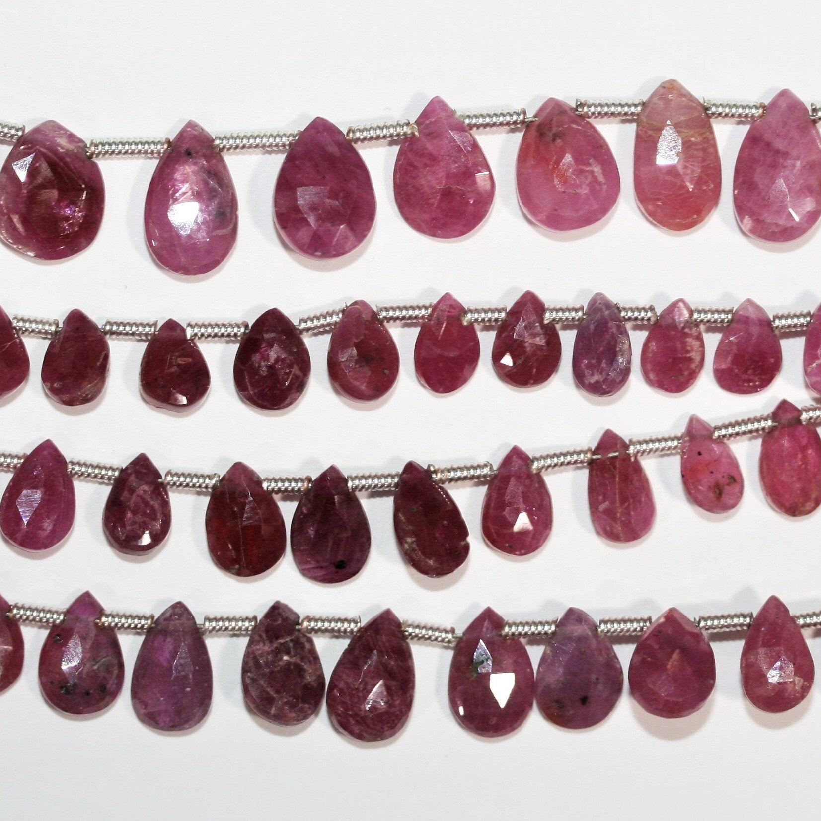 Perles en saphir rose facetté en forme de goutte, 8 pouces, 7 x 5 mm. Longueur du fil : environ 21 cm.