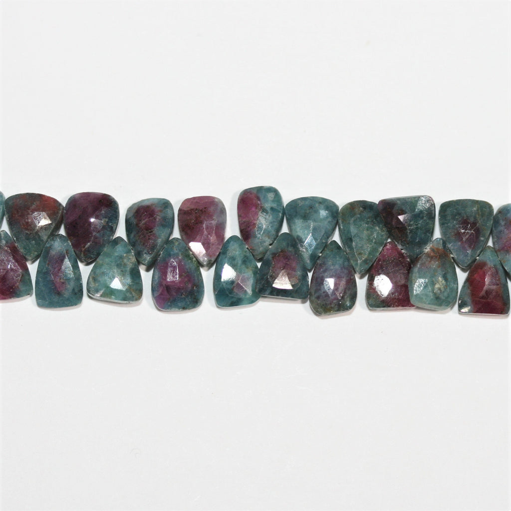 Perles en zoïsite rubis St à facettes en forme de goutte, 8 x 6 mm, brin de 20 cm.