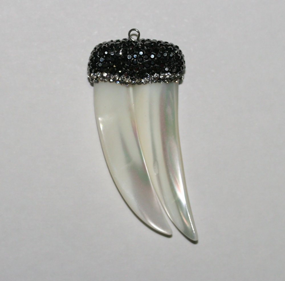 Pendentif double défense en nacre avec zircon cubique 54x22mm.