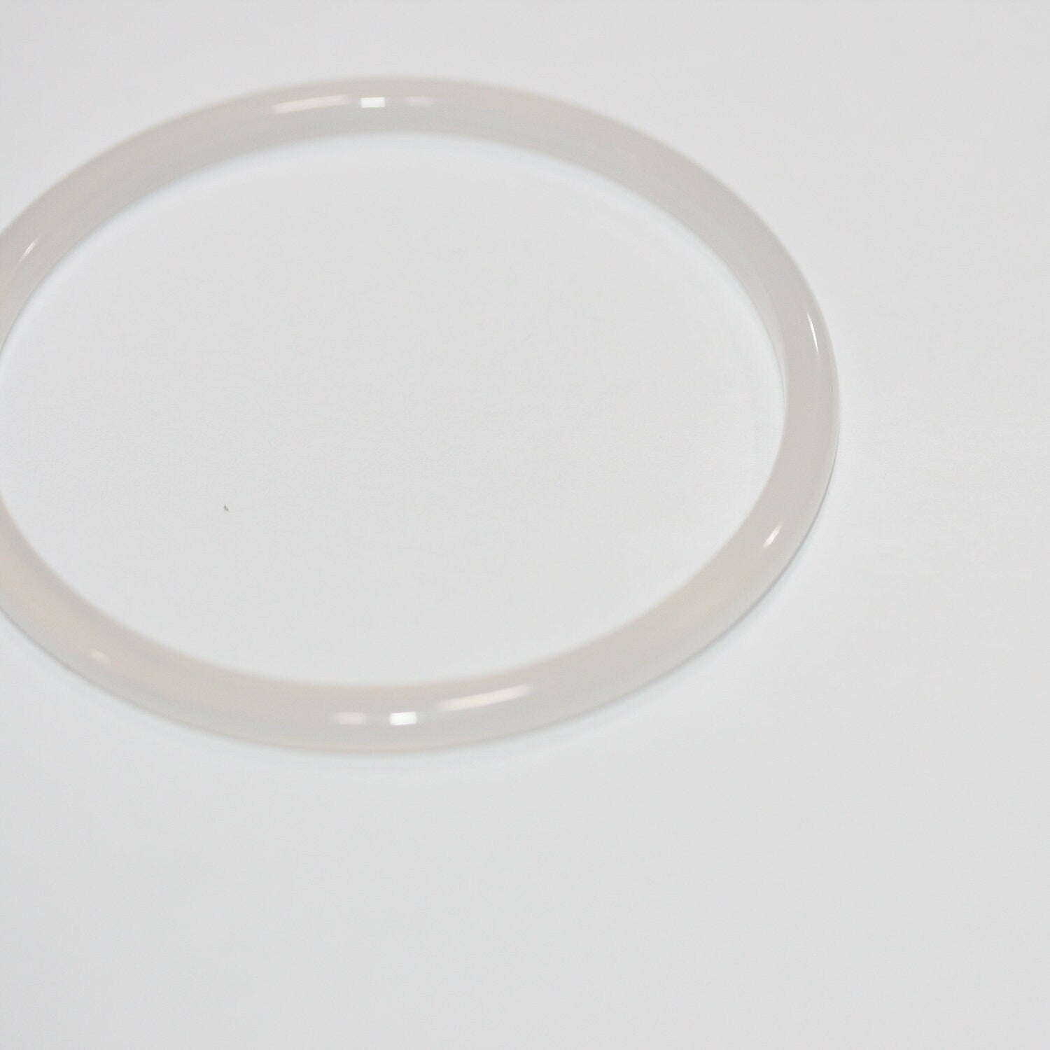 Pendentif en agate blanche lisse, forme créole, 61 mm environ.