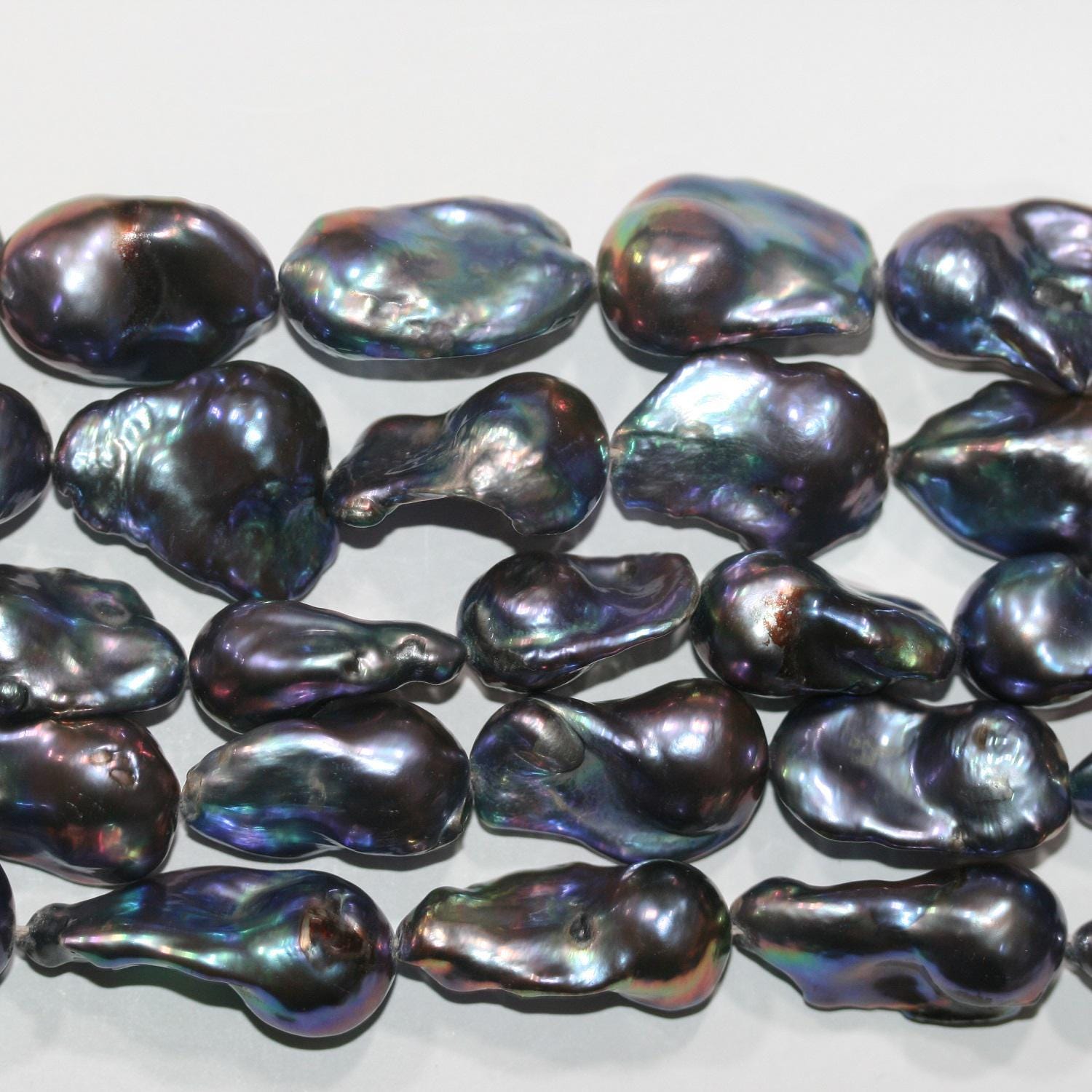 Perle baroque gris foncé d'eau douce, 16 pouces (40 cm), 25 x 12 mm. Longueur du fil : environ 40 cm. Réf. 14784. Perles naturelles à prix de gros.