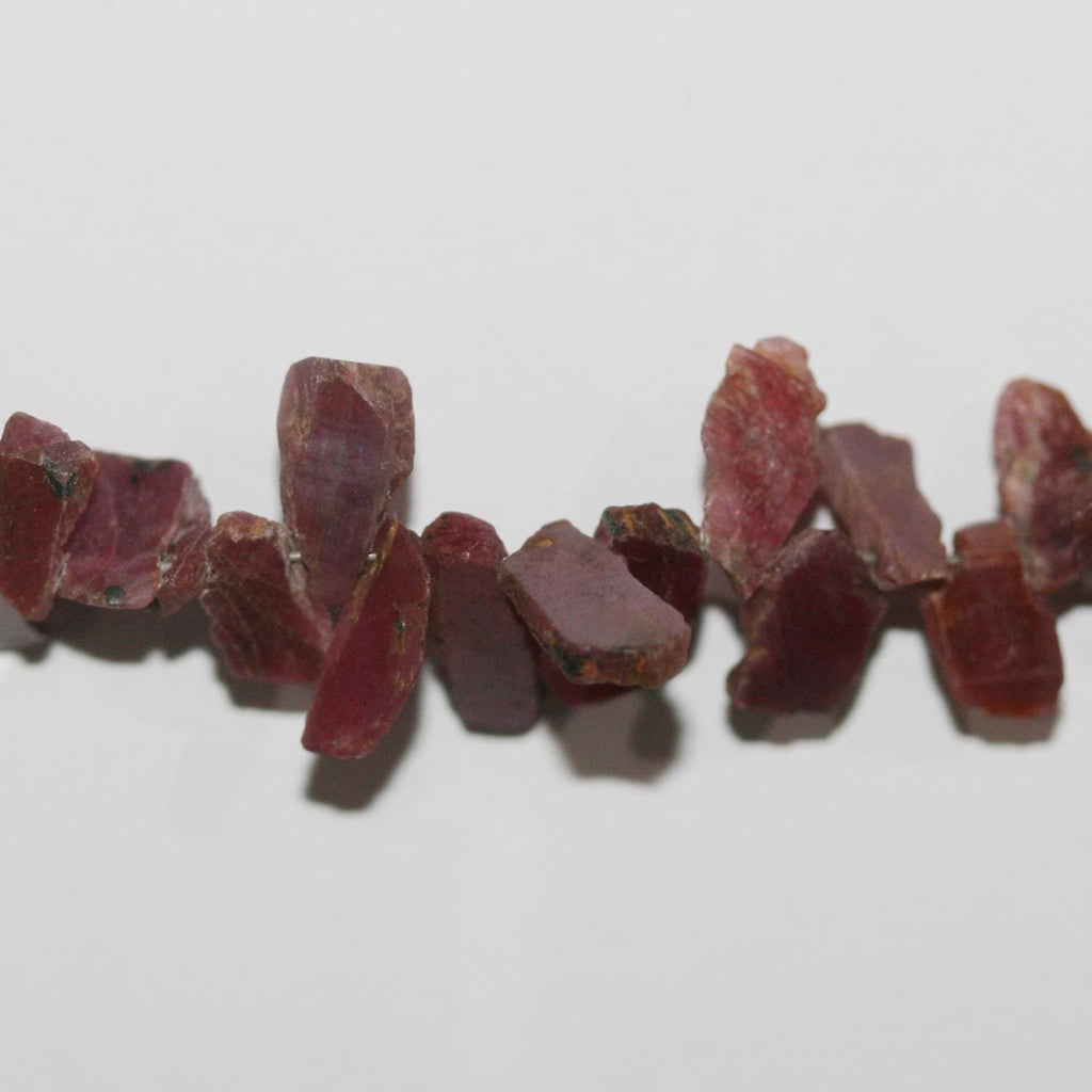 Perles plates irrégulières St Ruby de 8 pouces (environ 5 à 10 mm). Longueur du fil : 20 cm environ.