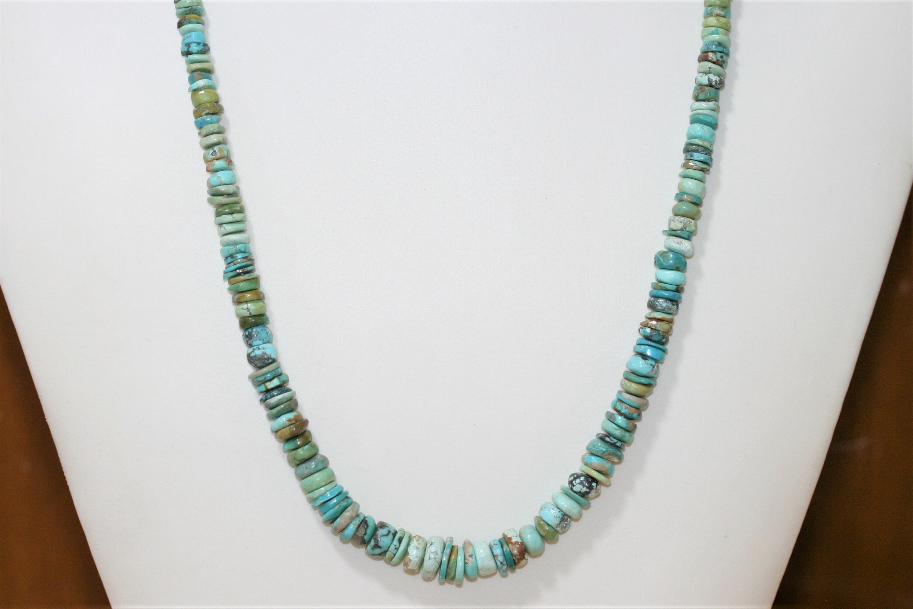 Collar de 17" de turquesa lisa en degradado de 10 x 4-5 x 1 mm. Largo aproximado: 44 cm.