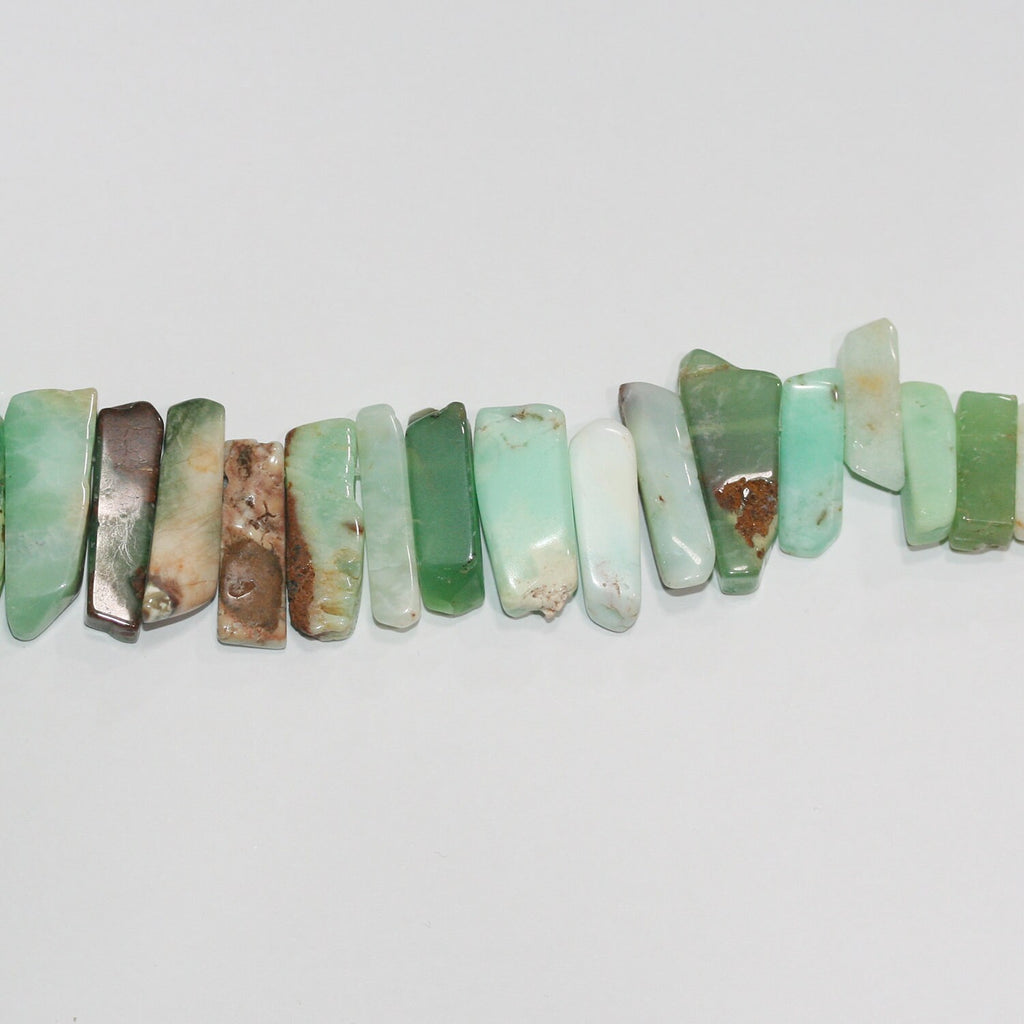 Perles de chysoprase lisses et graduées, 14-45 x 8 mm, longueur approximative : 40 cm.