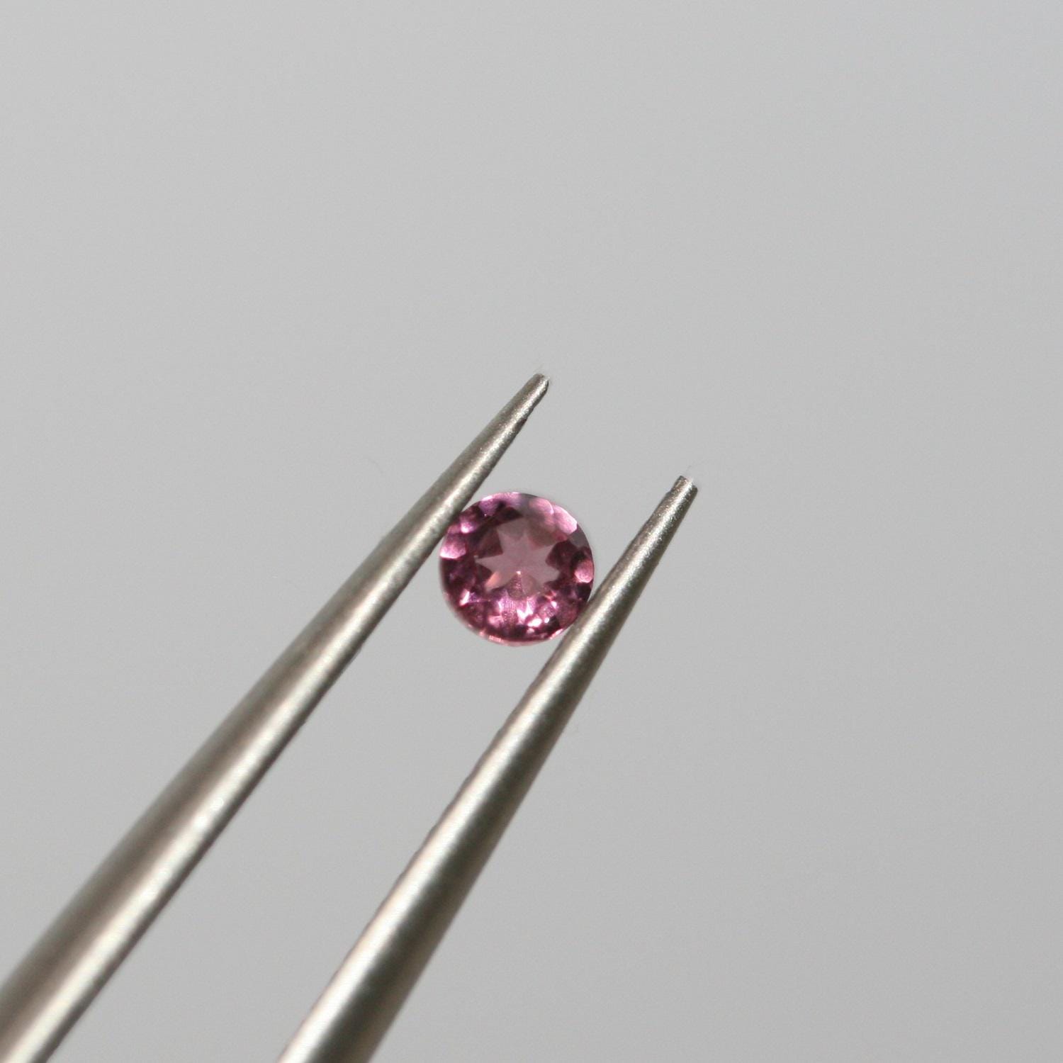 Lot de grenat rhodolite rond à facettes 3 mm (5 ct).