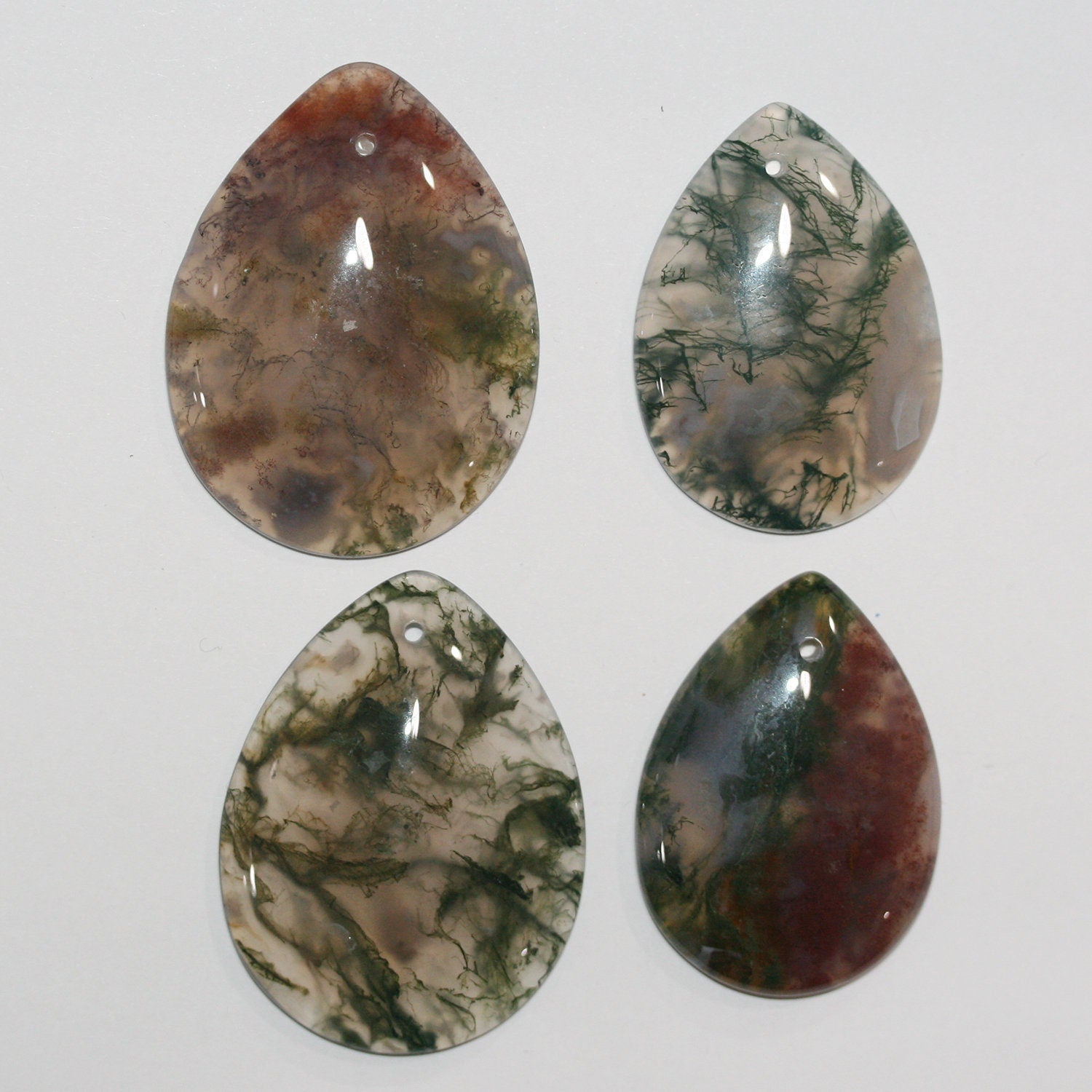 Pendentif goutte lisse en agate mousse, 45 x 32 mm environ (1 pièce).