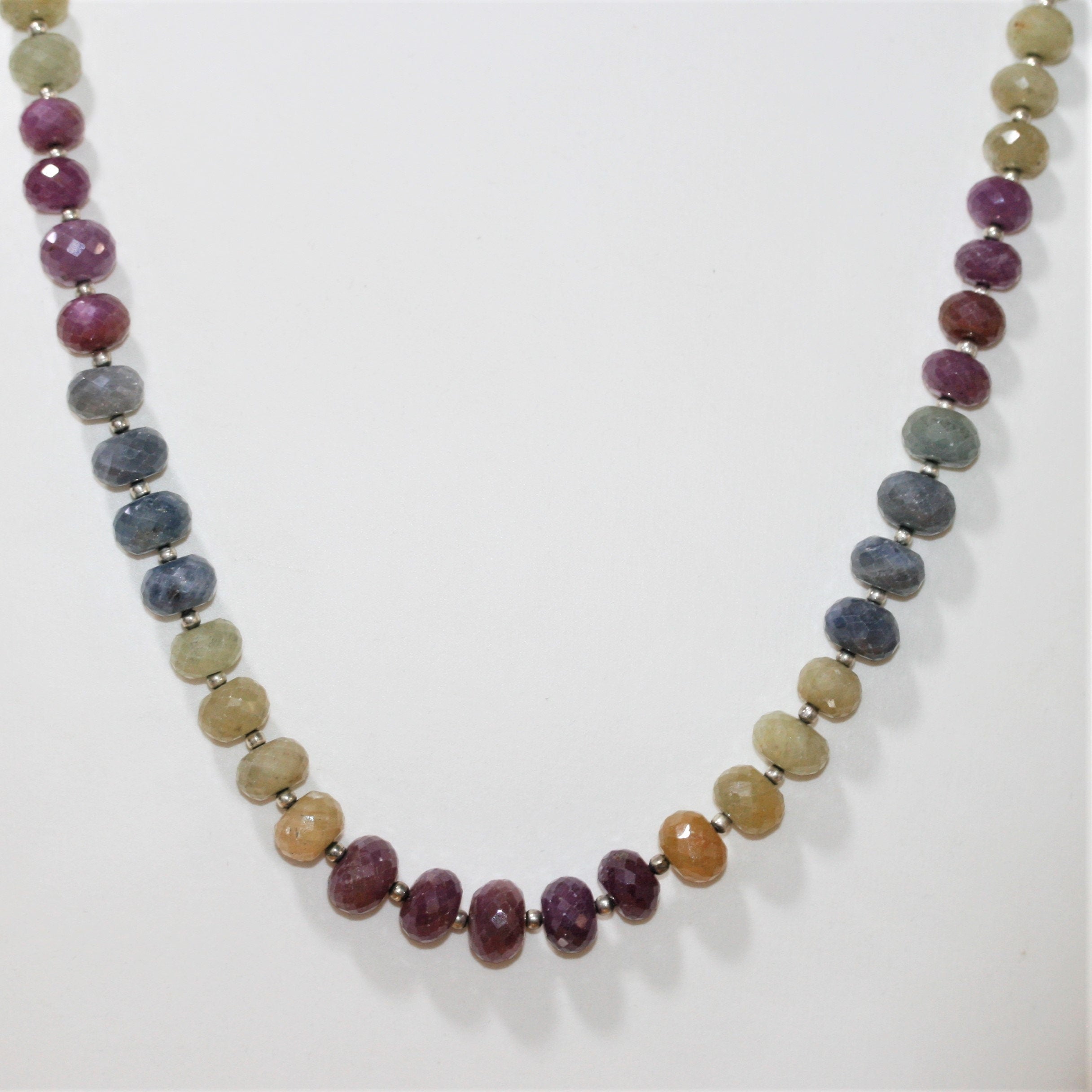 Collar de zafiros facetados en forma de rondelle (8 x 6 mm). Aprox.