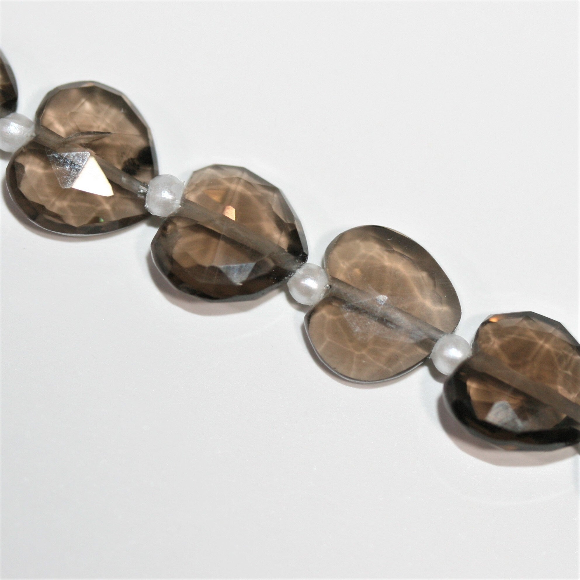 Cuentas de corazón facetadas de cuarzo ahumado de 7" 8x10 mm - Hilo de 17 cm.
