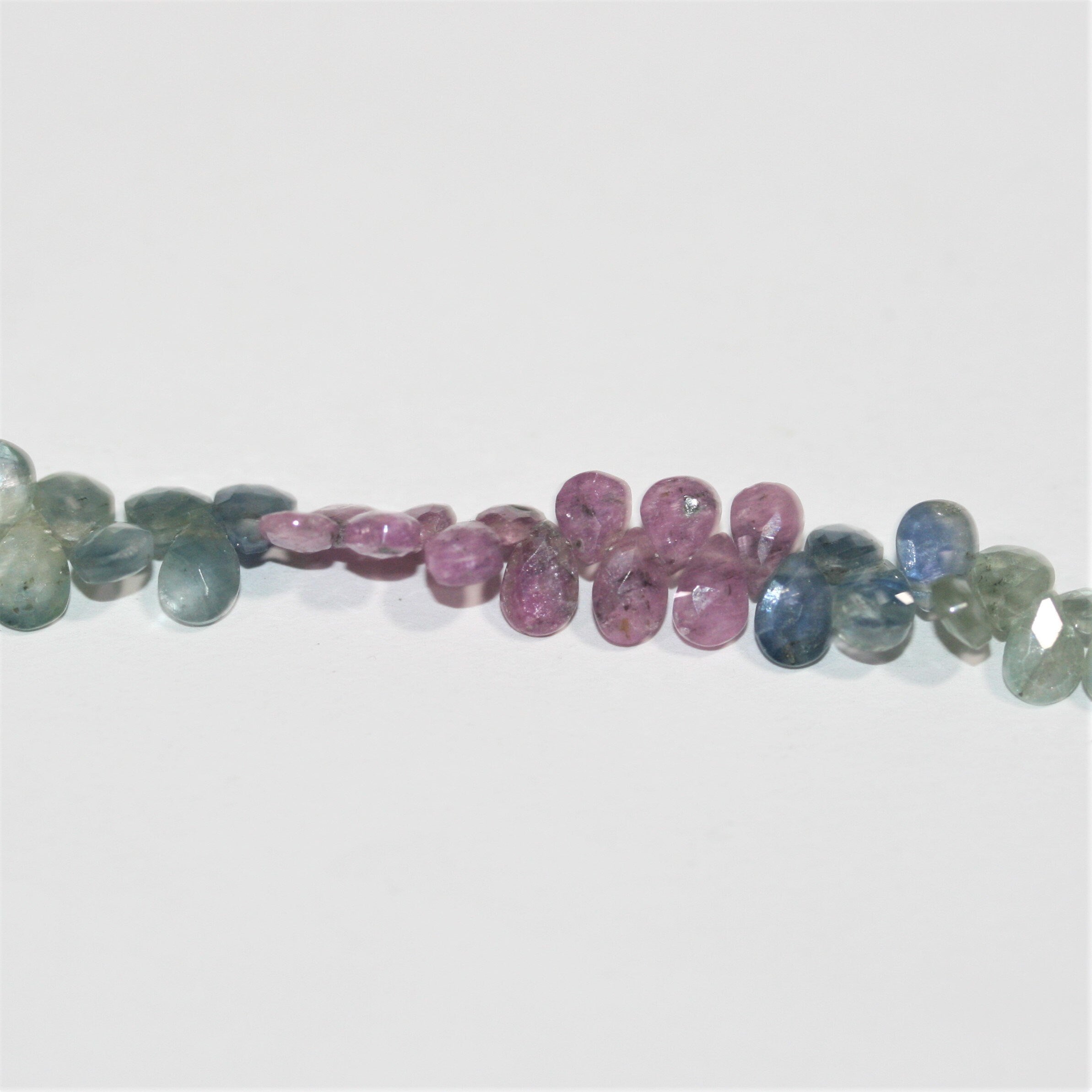 Perles en forme de goutte facettées en saphir multicolore de 8 pouces, 6 x 4 mm. - Fil de 20 cm.