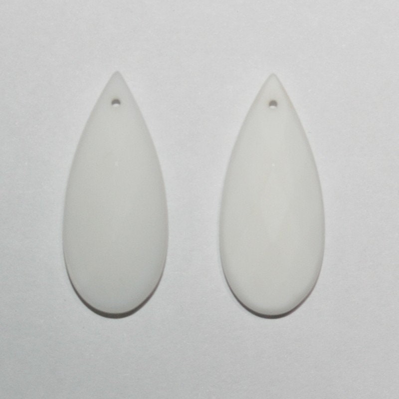 Pendentif goutte facetté en agate blanche naturelle (1 paire) 30 x 13 mm - Fournisseur de pierres précieuses en gros