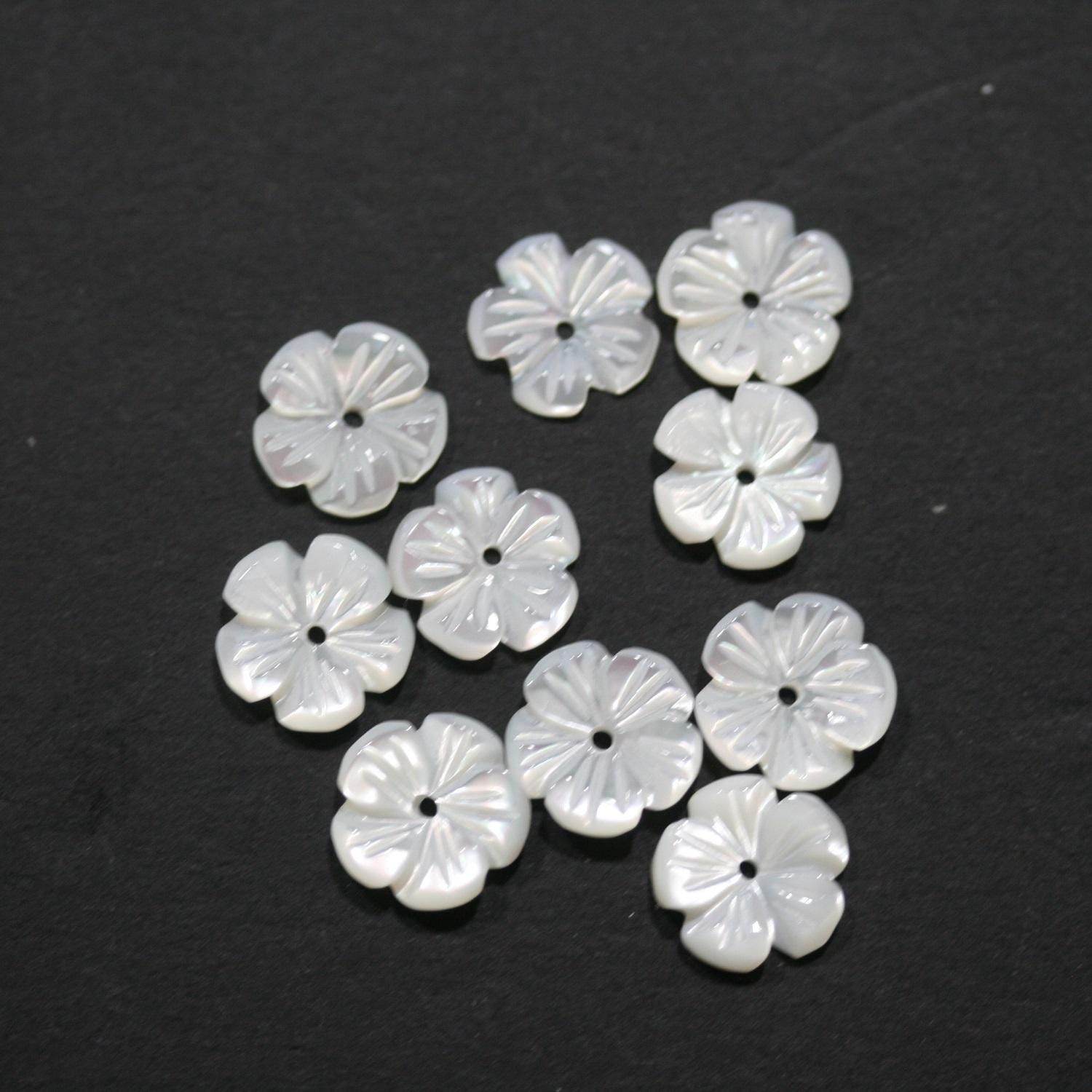 Pendentif en nacre sculptée en forme de fleur, 10 mm (5 paires). Réf. 14829