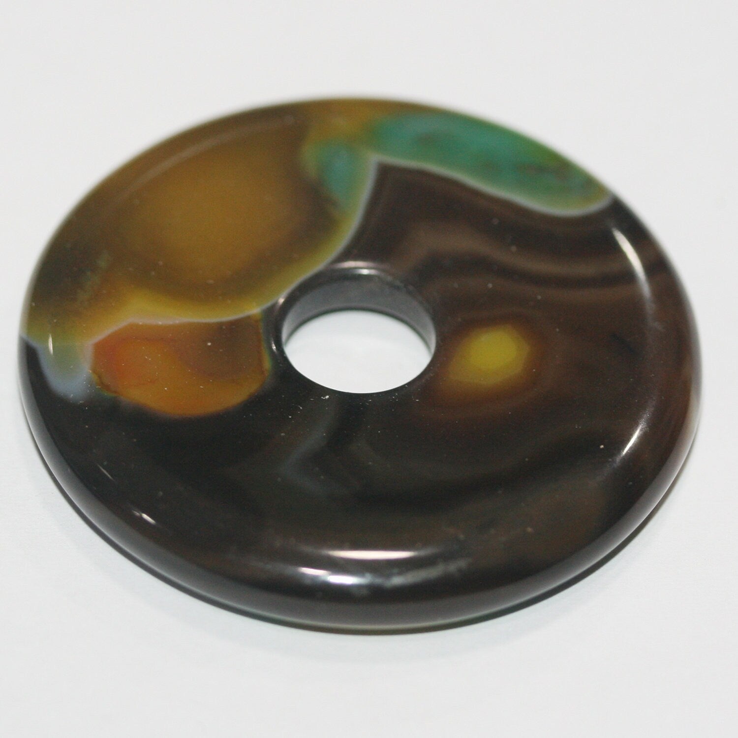 Pendentif rond lisse en agate multicolore 52 mm.