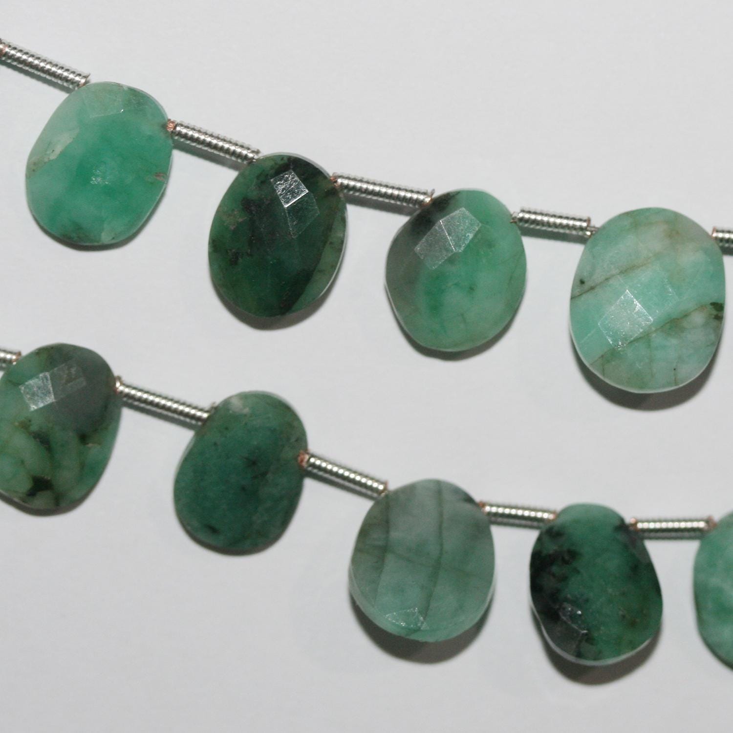 Perles ovales à facettes émeraude de 8 pouces (11 x 9 mm). Longueur du fil : environ 21 cm.