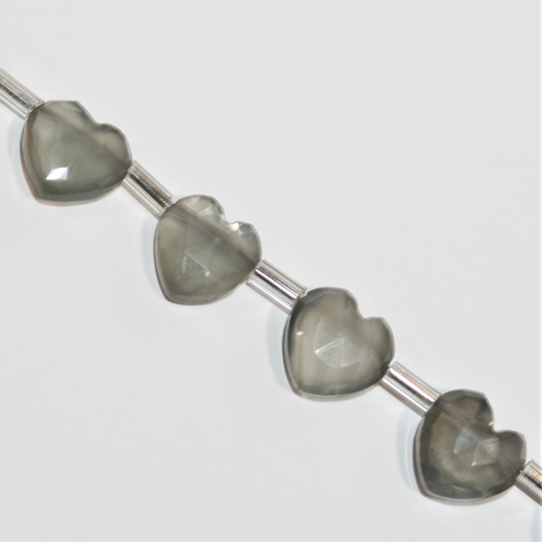 Cuentas de corazón facetadas de piedra lunar gris St. de 6", 9-10 mm, tira de 15 cm.