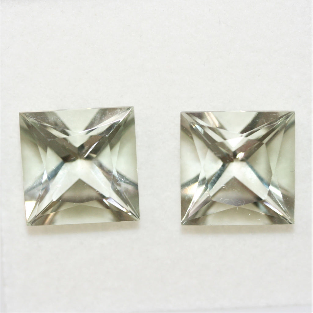 Lot de 2 pierres carrées à facettes de prasiolite de 12 mm.