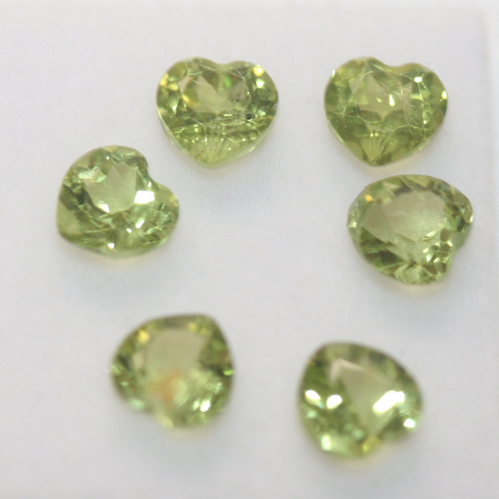 Lote de 6 Peridotos a Juego con Corte Corazón Facetado de 5 mm. - Verde Olivino