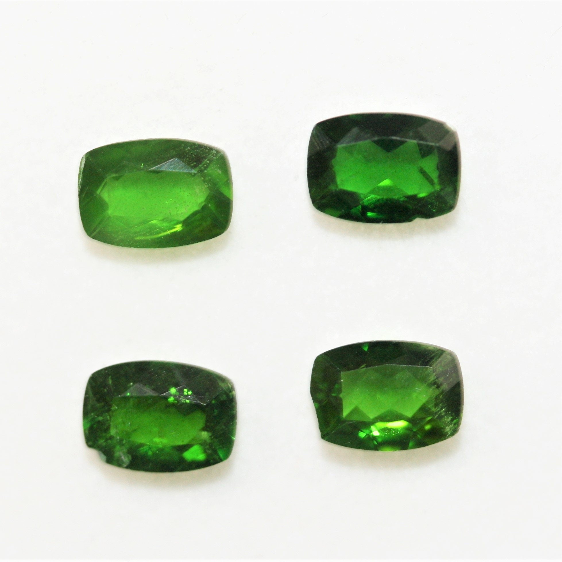 Lote de 4 facetas rectangulares de diópsido cromado de 7x5 mm.