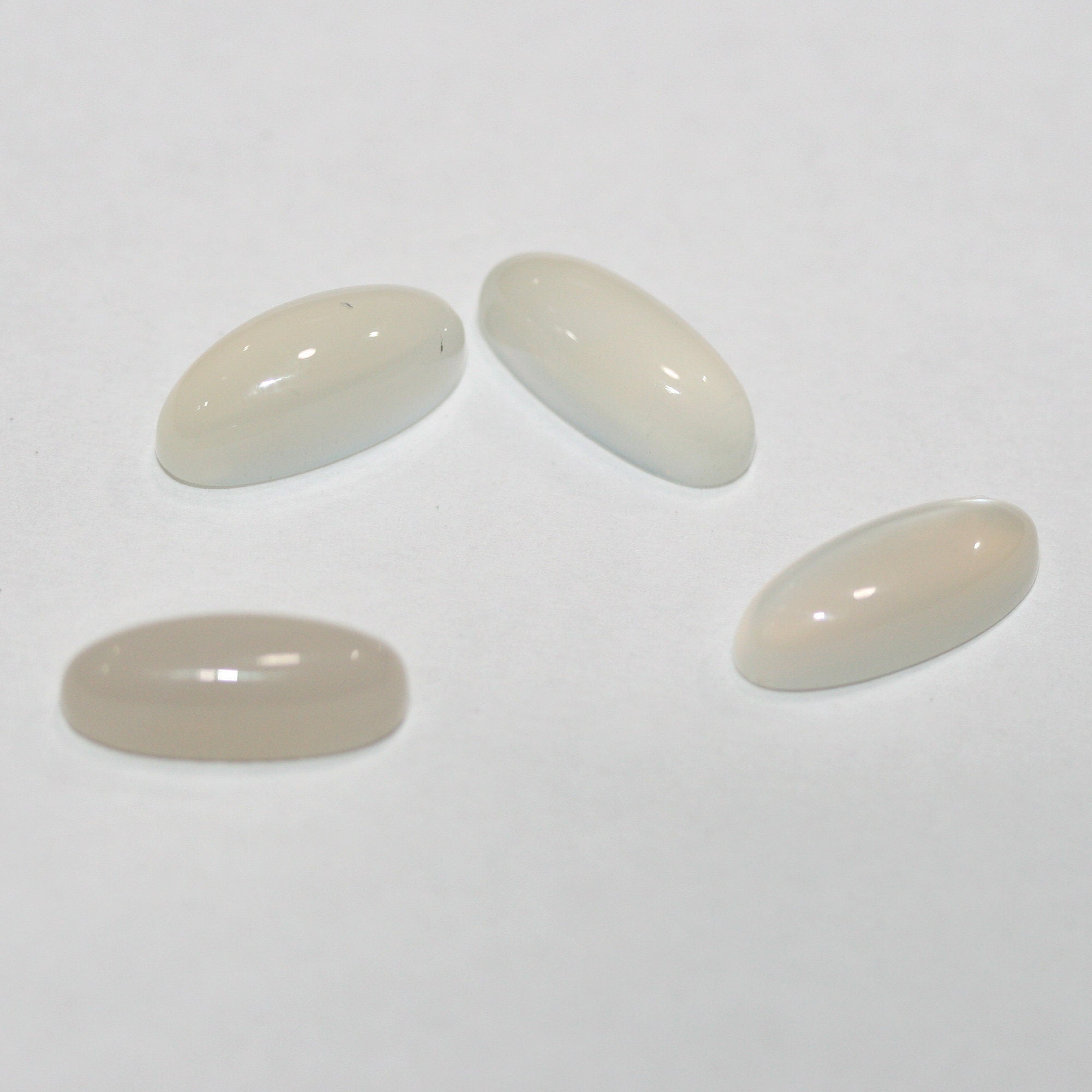 Lote de 4 cabujones de piedra lunar marquesa de 15 x 6 mm. (4 piezas)