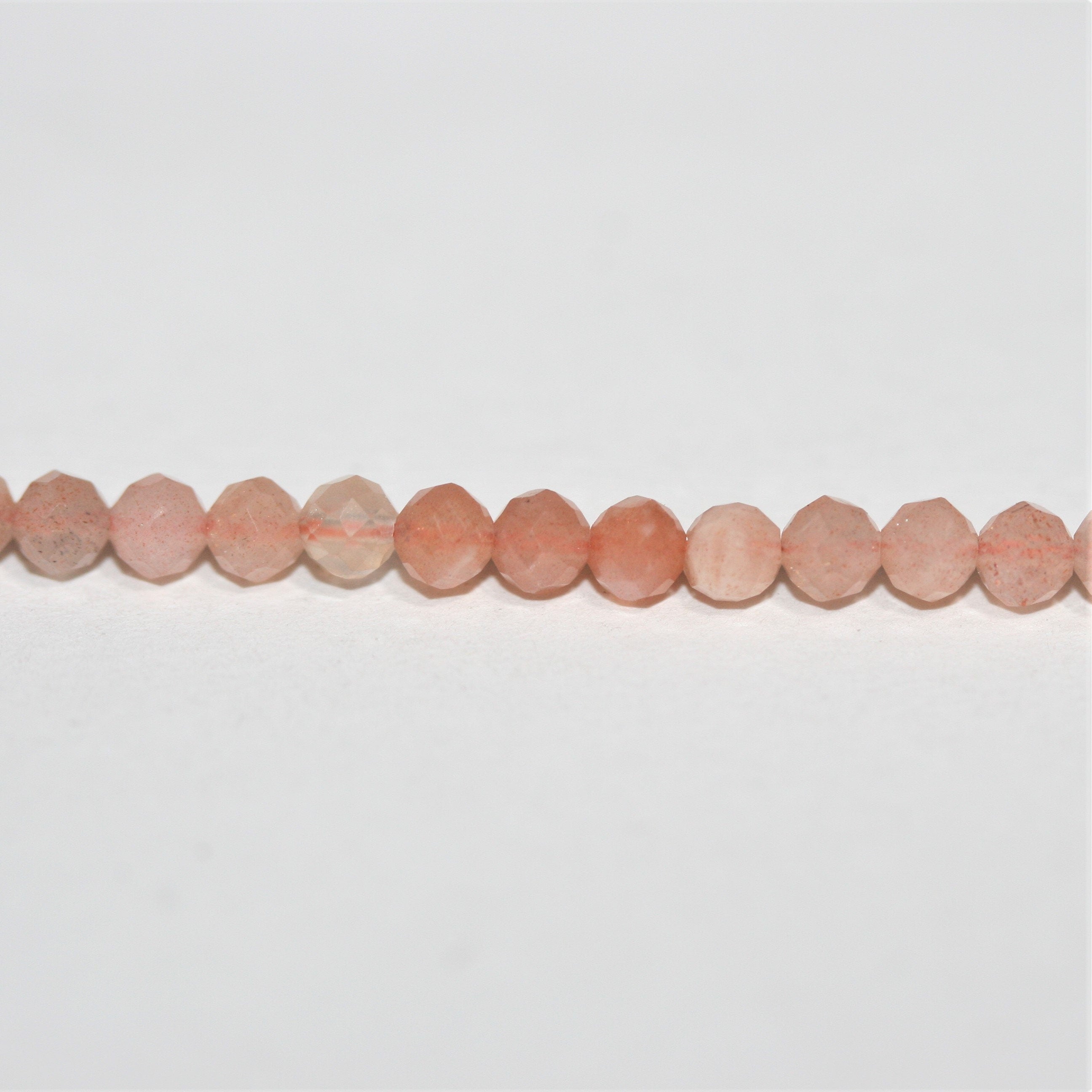 Perles rondes à facettes en pierre de lune St. Brown de 15 pouces, 3 mm - Fil de 39 cm.