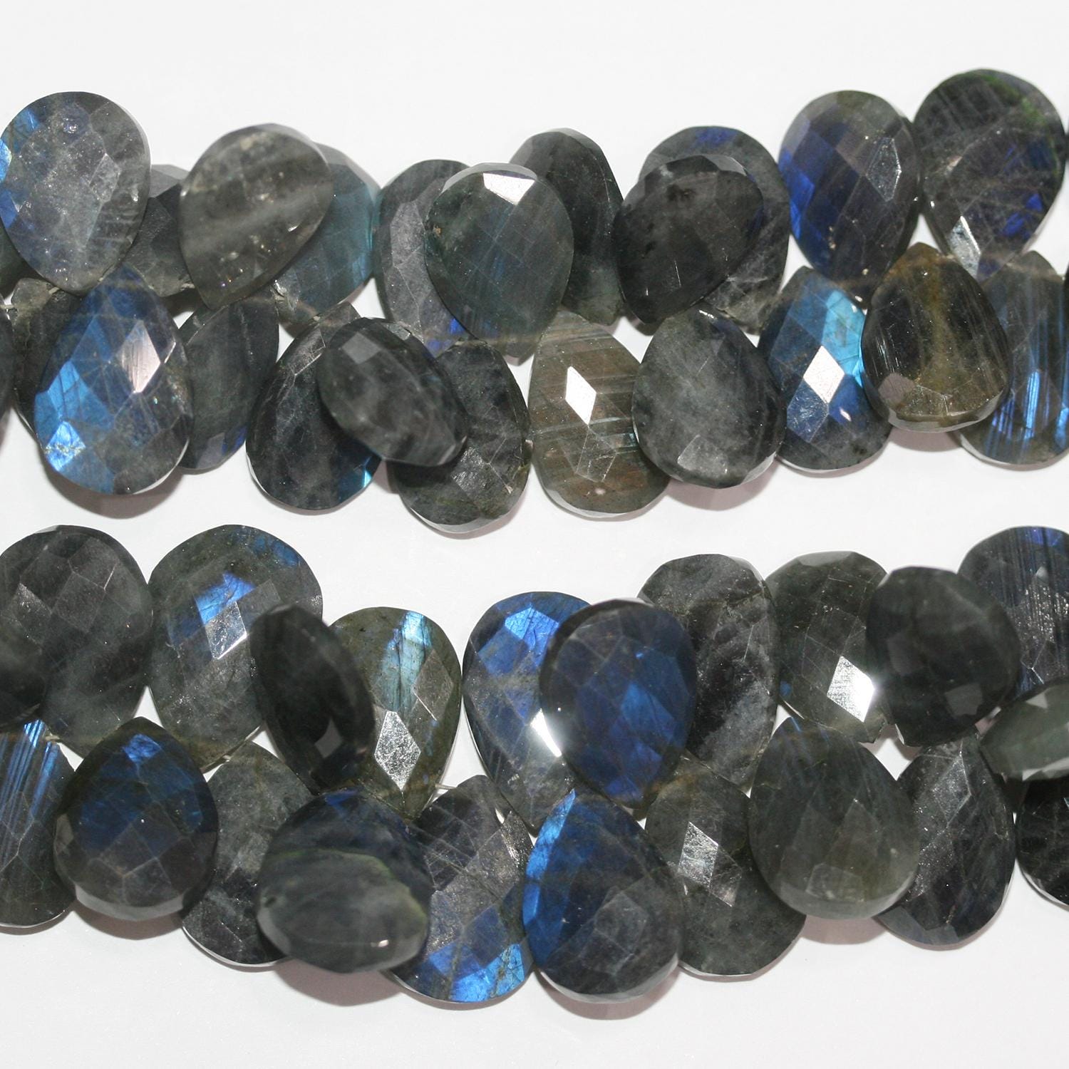 Perles en forme de goutte à facettes en Labradorite de 8 pouces (18 x 13 mm environ) - Longueur du fil : 20 cm.