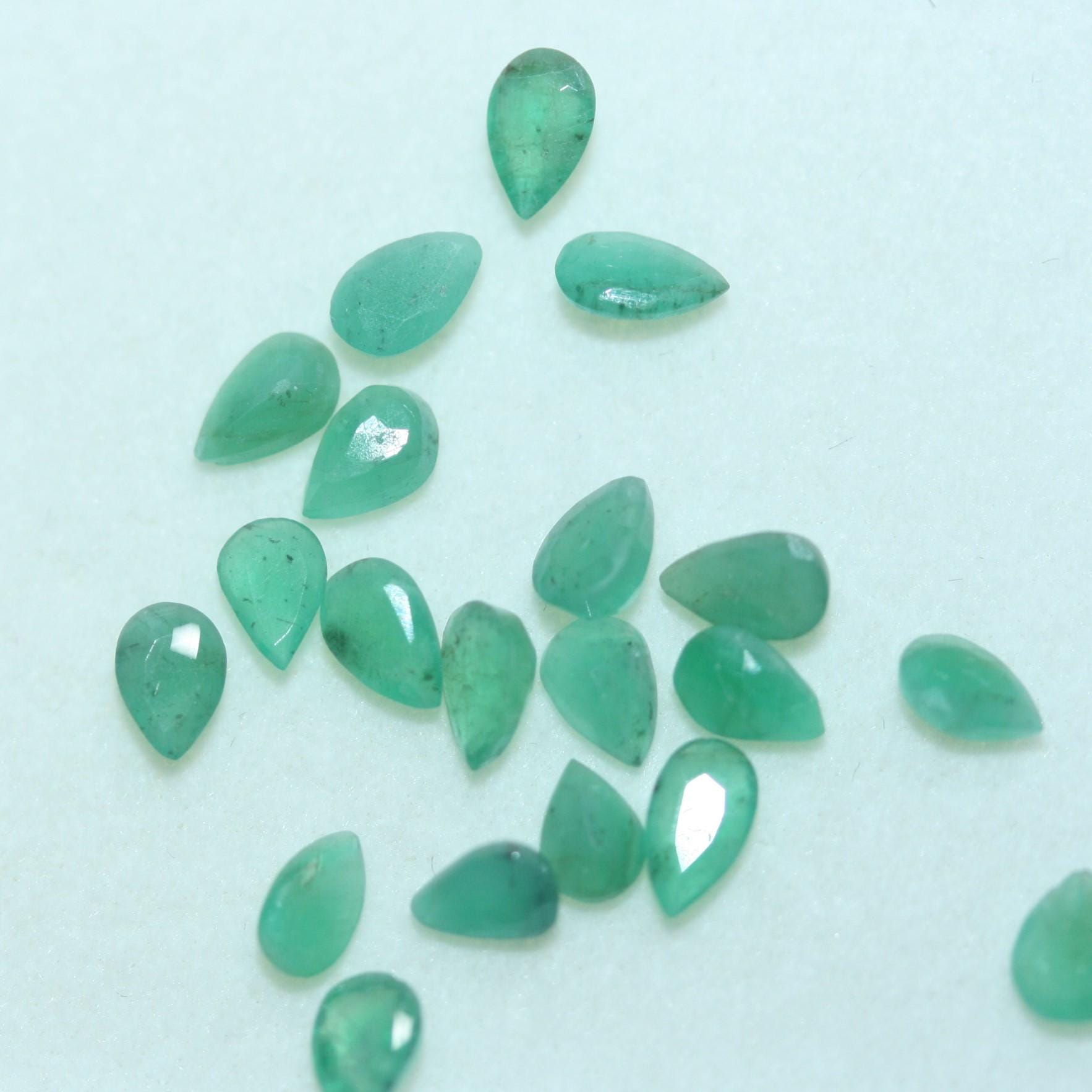 Lot de 20 gouttes émeraude à facettes de 4,5 x 3,5 mm.