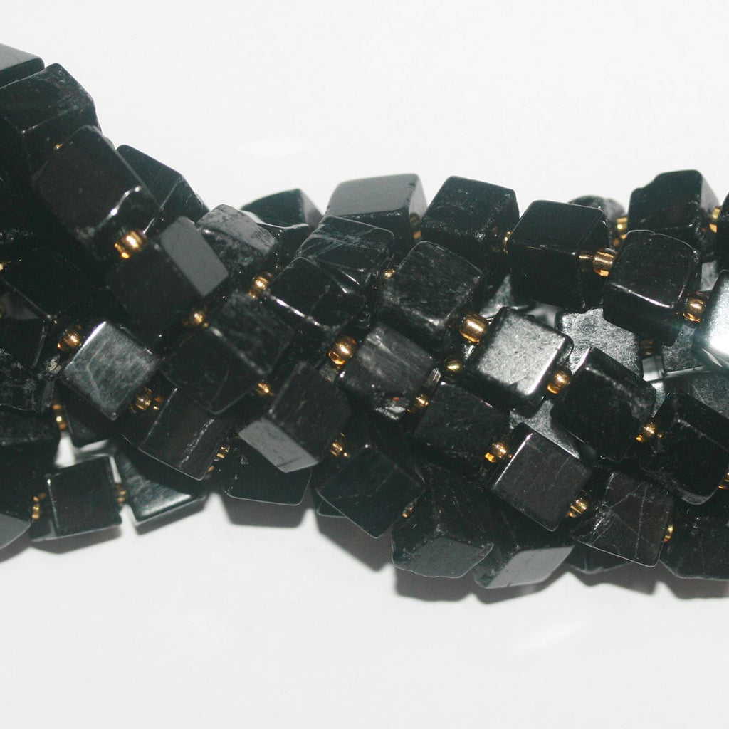 15" St Perles cubiques irrégulières lisses en tourmaline noire 8-9 mm environ - Fil 39 cm.