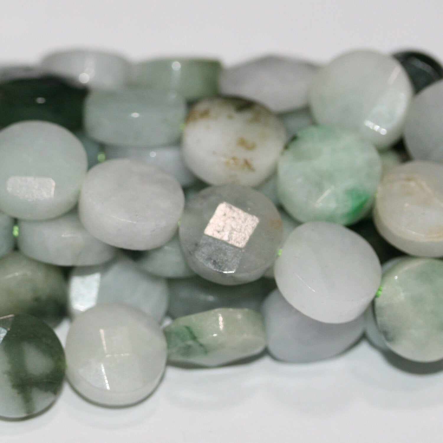 Perles de jade de Sainte-Birmanie à facettes en forme de pièce de 15 pouces, 10 mm - Brin de 39 cm.