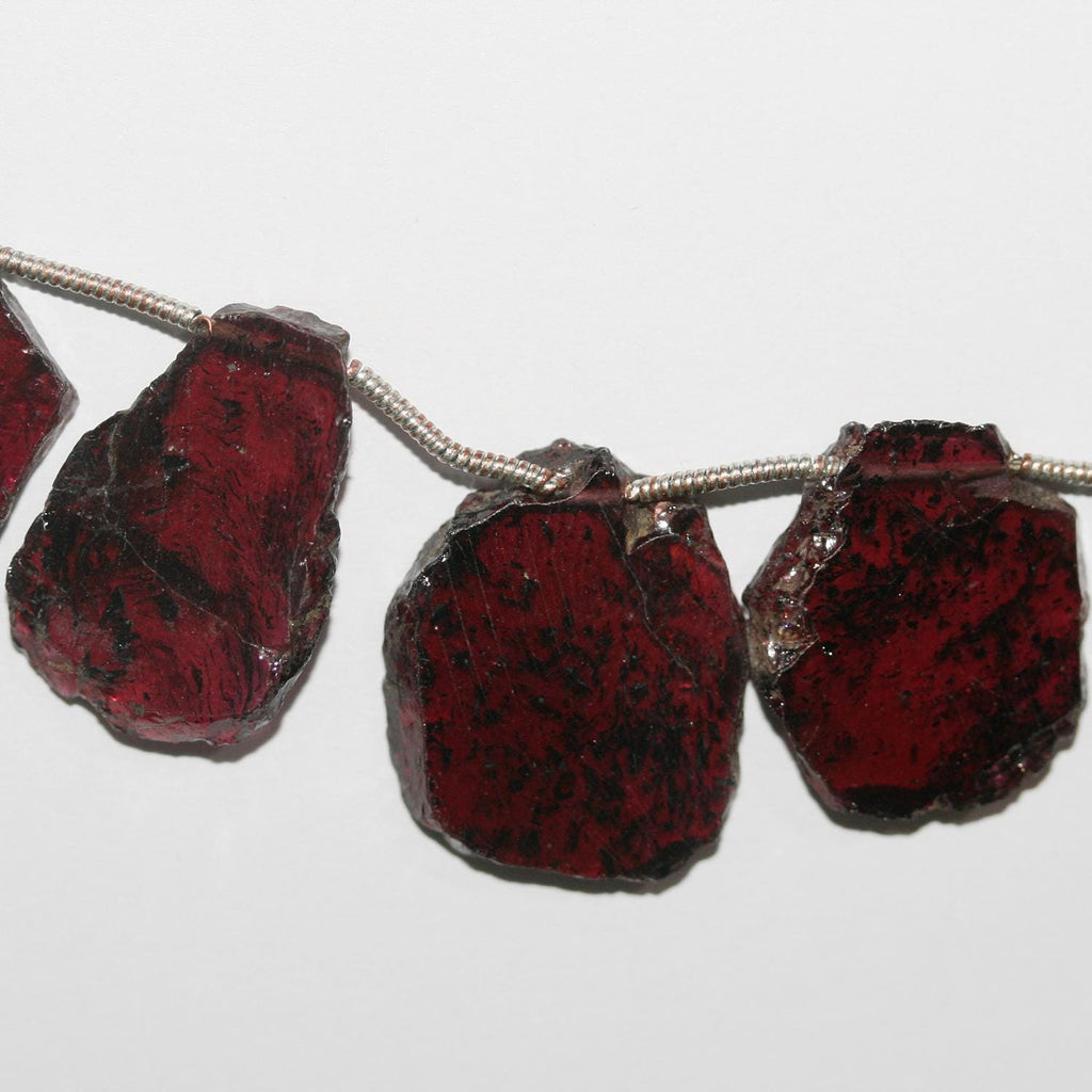 Perles plates et lisses en grenat de 20 cm (8 pouces), de forme irrégulière, de 10 à 20 mm. Longueur du fil : environ 20 cm.