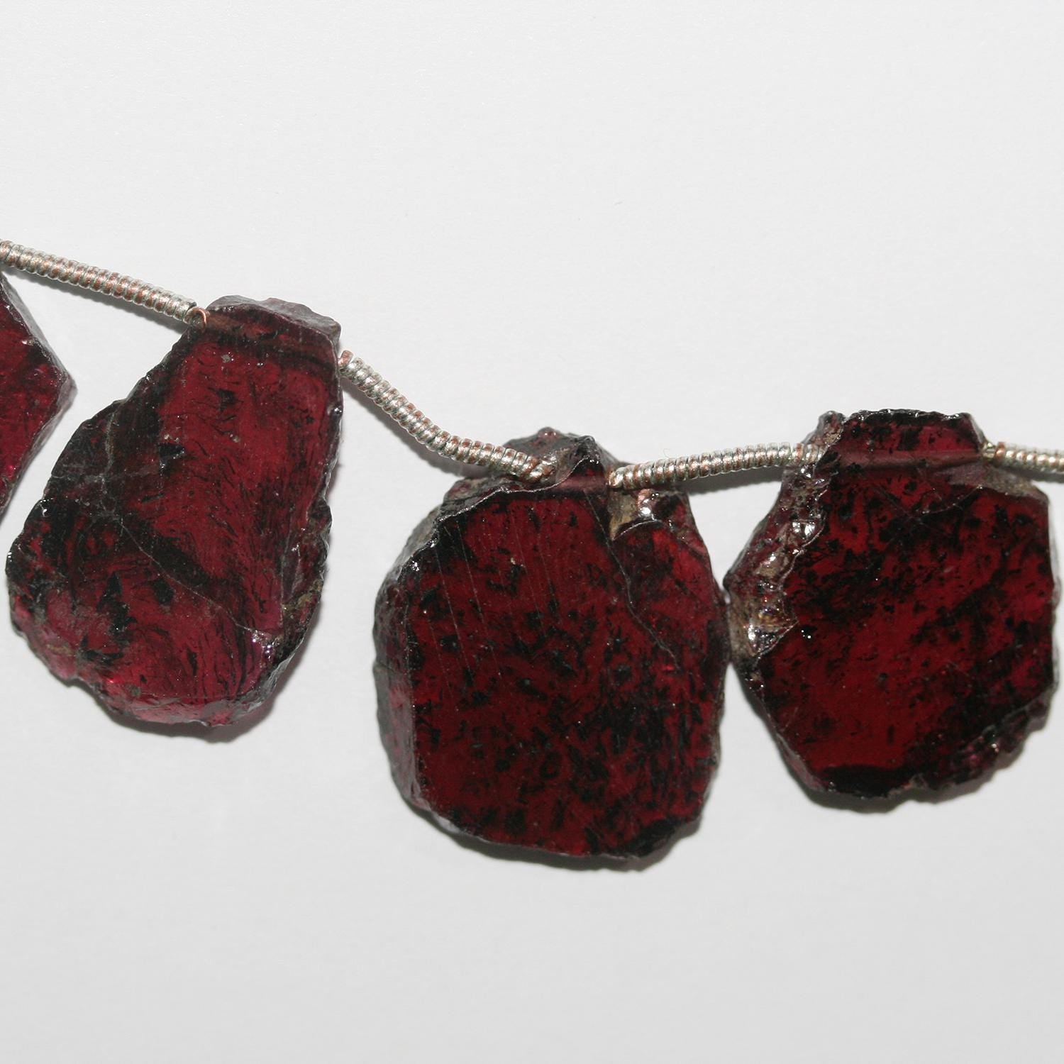 Perles plates et lisses en grenat de 20 cm (8 pouces), de forme irrégulière, de 10 à 20 mm. Longueur du fil : environ 20 cm.