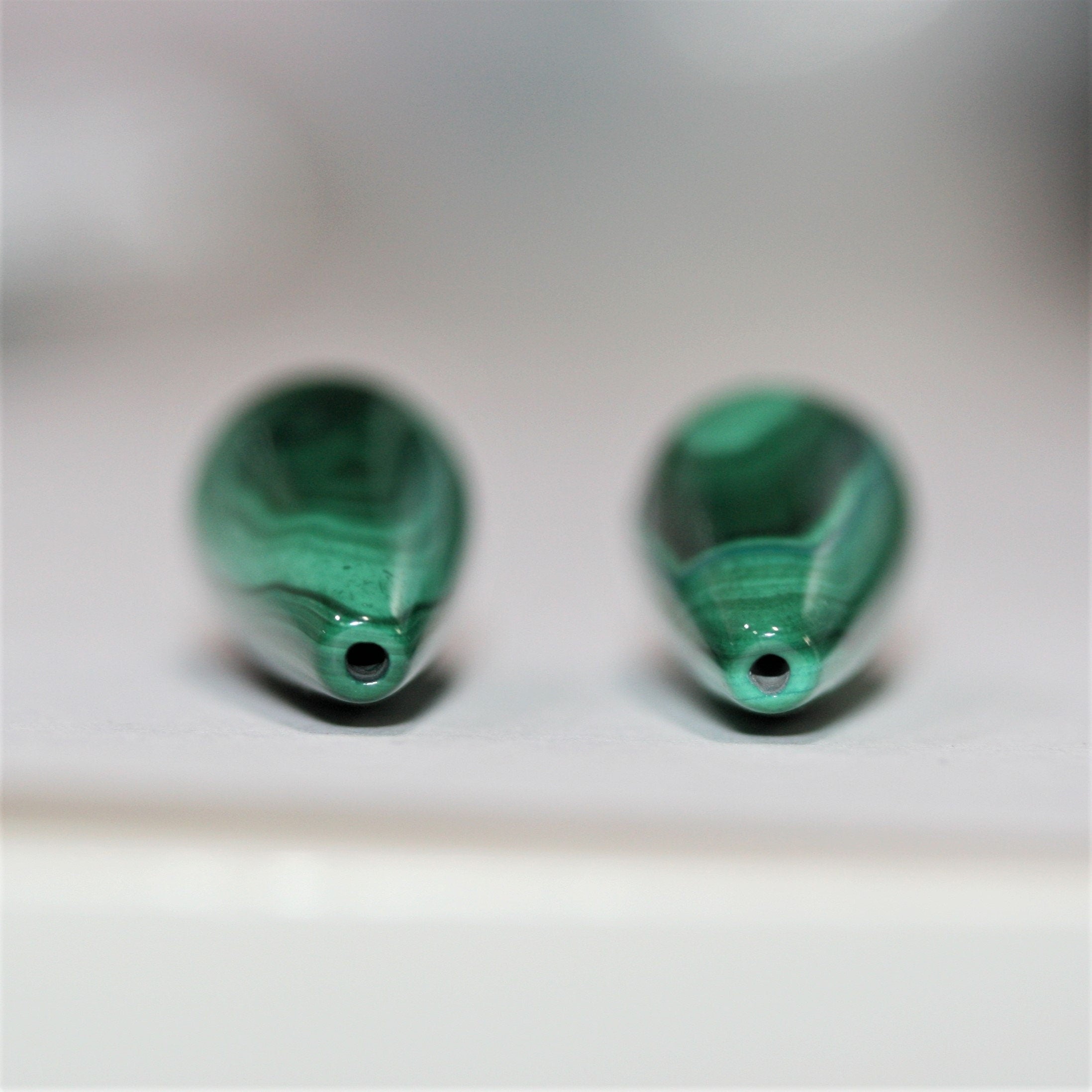 Malaquita Gota Media Perforada 28x10mm.( 1 Par )