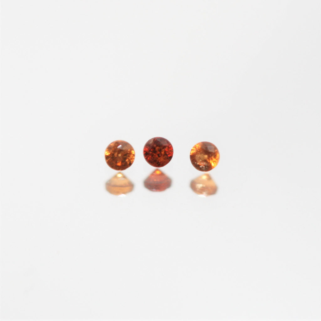 Lot de grenats hessonites ronds à facettes de 1,5 mm - 2 carats