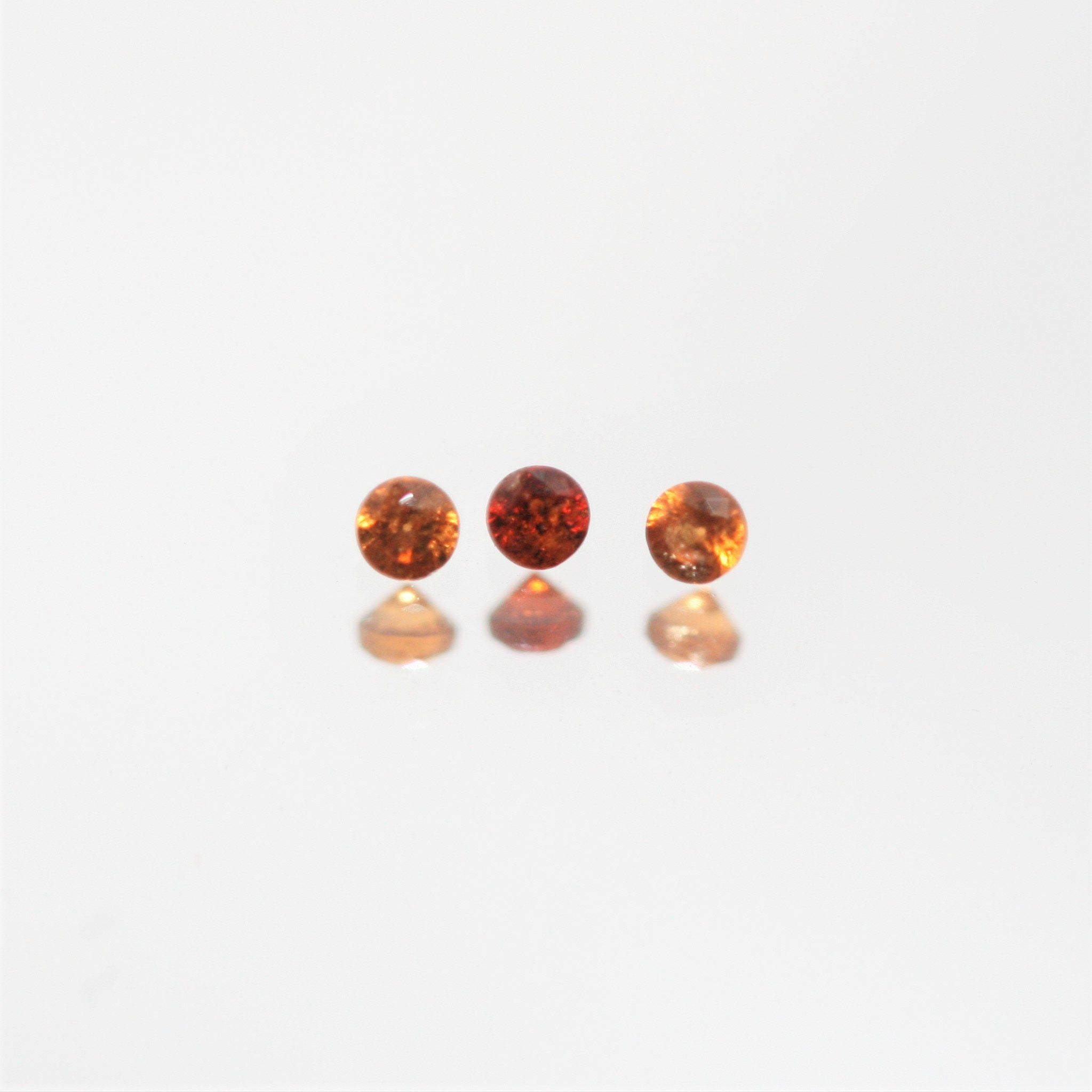 Lote de granate hessonita redondo facetado de 1,5 mm a 2 quilates