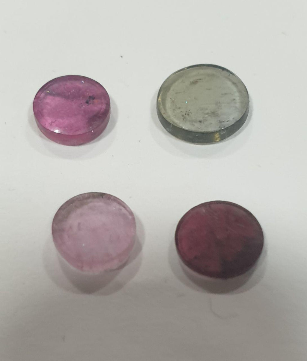 Lote de 4 cabujones redondos planos de turmalina de 6,5 a 8 mm. Gemas naturales sin tratar.