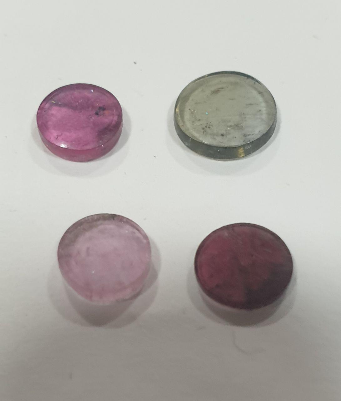 Lote de 4 cabujones redondos planos de turmalina de 6,5 a 8 mm. Gemas naturales sin tratar.