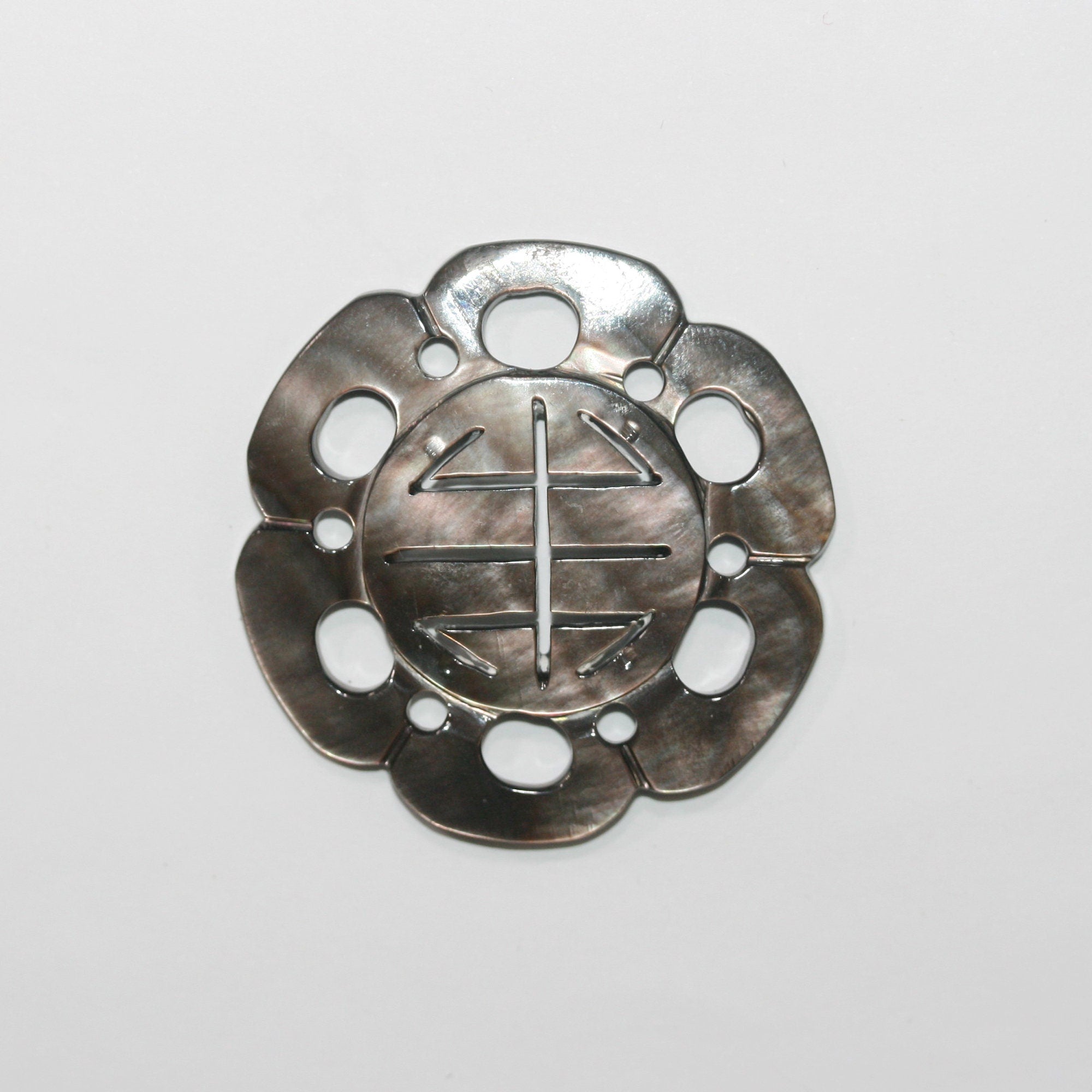 Pendentif en nacre marron 40 mm.