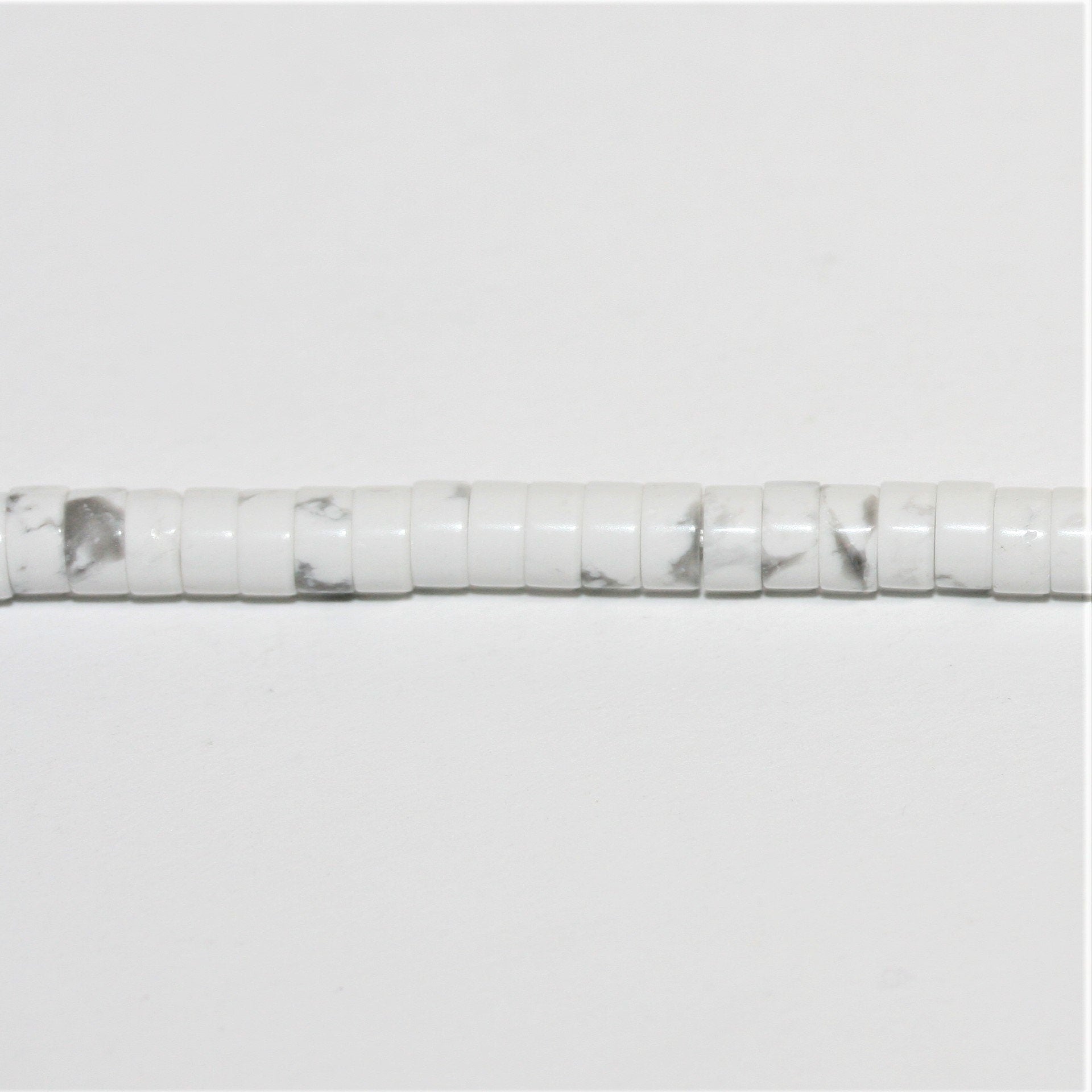 Perles de disque lisses en howlite blanche St 15" 4x2mm.-Bring 39cm.